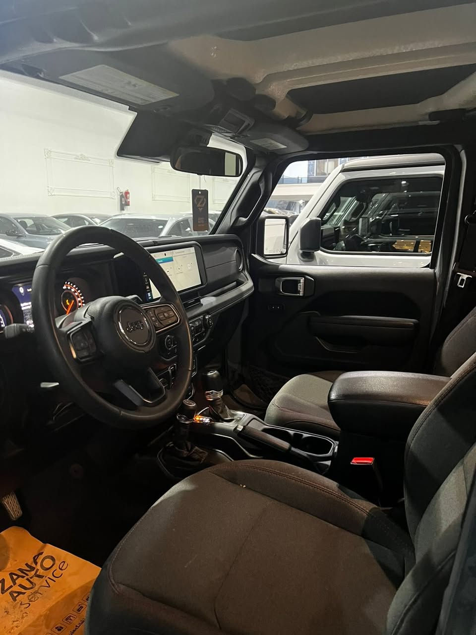 للبيع
🚙 جيب جراند شيروكي 2024
محرك 6 سلندر 3.6L Pentastar
دفع رباعي AWD
ناقل حركة أوتوماتيك
بنزين
وارد أمريكا

المواصفات:
 • نظام ABS
 • نظام الثبات الإلكتروني
 • كاميرا خلفية
 • شاشة وسطية
 • تشغيل بصمة / زر
 • تحكم بالمقود
 • مكيف أوتوماتيك
 • أنظمة أمان

الملاحظات:
 • بها ربح قطعة باب جهة يمين
 • الجاملخ الخلفي جهة السايق صبغ

رقم الشاصي: 1C4PJXFG0RW268890
السيارة نظيفة

📞 للمزيد من المعلومات الاتصال على:
***********
