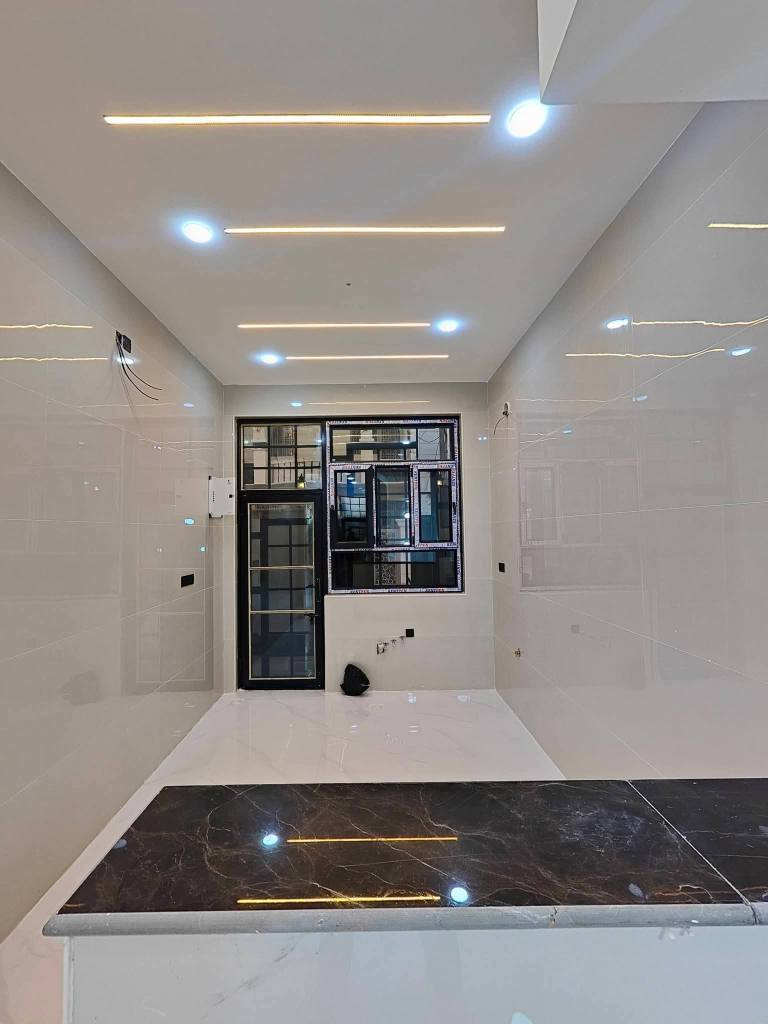 اللهم صلي على محمد وال محمد
يتوفر بيت للبيع مساحه 100  متر 🥰طابقين طابوك في كربلاء مجمع انوار كربلاء قرب مدينه العاب سندباد الي تكون قريبة من نفق الأمام العباس ع قريب من مجسر باب طويريج#🥰
بناء درجه أولى من كهرباءو ماء وصب البيت مخده مواد درجه أولى 🥰
منطقة سكنية تتوفر فيها جميع الخدمات تبليط  
يتكون البيت من 4 غرف و 3 مجاميع صحيه و استقبال و منور ومطبخ  و بيتونه وتانكي وماطور ومغاسل وسخان 
طابو زراعي قرار محكمه سند 25 كاع ملك صرف 
اقل ربع ساعه مشي للأمام ع 
للأتصال او واتساب ***********
*********** كربلاء, العراق
