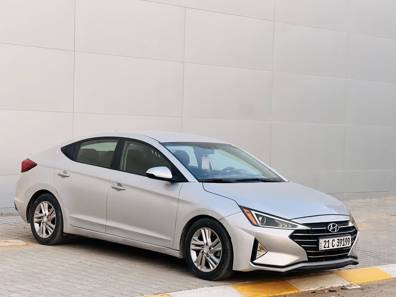 السلام عليكم…اعتذر عن الاقساط والوعده…
للبيع هونداي النترا 2019امريكي لون سلفر رقم سليمانيه دولي سنويه جديده…سياره خير من الله 
حيل حلوه واحلى من الصور 
فول مواصفات عدا السلايت والبصمه ويل كروم تحكم ستيرن جهتين رادار امامي وباقي المواصفات معروفه…
محرك 2000دوش مامفتوح بدون كل عيب 
كير مامفتوح بدون كل عيب 
صدر جديد طخم تاير جديد 
تبريد ثلج تدفئه نار سياره جاهزه مجهزه بدون كل عيب…
سياره بيها جاملغ خلفي وجنطه مبدله نفس اللون بدون قطره داخل…
السعر 127وبيها مجال…
مكاني صلاح الدين تكريت 
للاستفسار ***********
