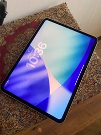 ايباد11 M4للبيع ذاكره ٢٥٦ بطاريه 81عدد دورات الشحن ٤٩٠مكان بغداد الغزا...