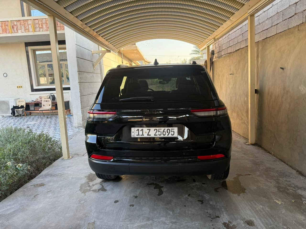 السلام عليكم شباب جيب كراند شيروكي لمتد  2024 مواصفات
الوارد:امريكي كلين بدون ضرر تبديل جاملغ وبنيد نفس اللون اصلي
ماشيه 27
👥 عدد المقاعد: 5راكب

🔧 المواصفات الفنية

1-محرك V6 سعة 3.6 لتر

2-ناقل حركة أوتوماتيك 8 سرعات

‎🚦 أنظمة القيادة والذكاء
✔ قيادة شبه ذاتية
✔ تثبيت سرعة ذكي (Adaptive Cruise Control)
✔ تحديد المسار
✔ تحذير الخروج عن المسار + تصحيح تلقائي
🛡️ السلامة والمساعدة
✔ حساسات أمامية + خلفية + جانبية

✔ مراقبة النقطة العمياء
✔ فرامل تلقائية للطوارئ
✔ مساعد الركن الأوتوماتيكي
🛋️ الداخلية والفخامة
✨ تدفئة وتبريد للمقاعد الأمامية والخلفية
✨ تدفئة المقود
✨ إنارة محيطية داخلية متعددة الألوان
✨ مراية وسطية كاميرا رقمية
✨ مرايا جانبية ووسطية تعتيم أوتوماتيك

📱 التقنيات

🔑 دخول ذكي

🚀 تشغيل عن بعد

🖐️ بصمات أبواب (5 بصمات)

📺 شاشة وسطية كبيرة Uconnect

📱 Apple CarPlay & Android Auto

📶 Wi-Fi / Bluetooth / USB

🎨 الخارجية
🤍 لون السيارة: أاسود
🔆 إضاءة LED كاملة

#السعر355$
بغداد الدوره هوررجب 

رقمي ☎️ ‭0783 670 3888‬ بيه وات ساب
