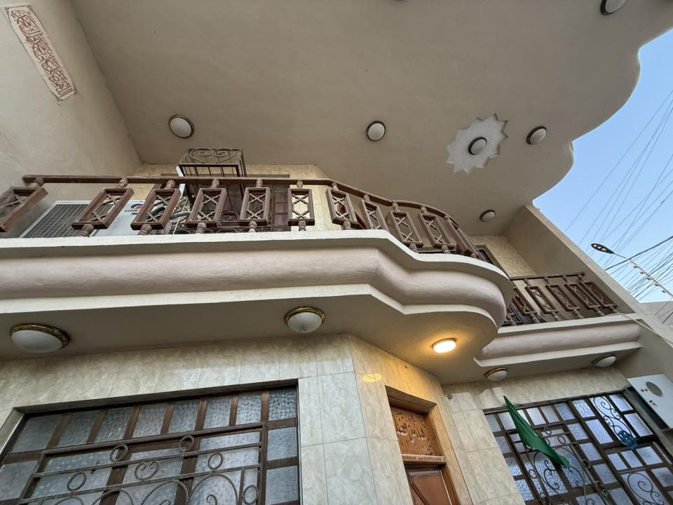 سلام عليكم دار طابو صرف مساحة 104 متر ركن بناء حديث قريب جداً للشارع العام 60 متر عن شارع حلة كربلاء المنطقة كاملة مجاري تبليط  العنوان ام الهوى شارع الباشا اول فرع يسار فرع المخبز للاستفسار ***********
