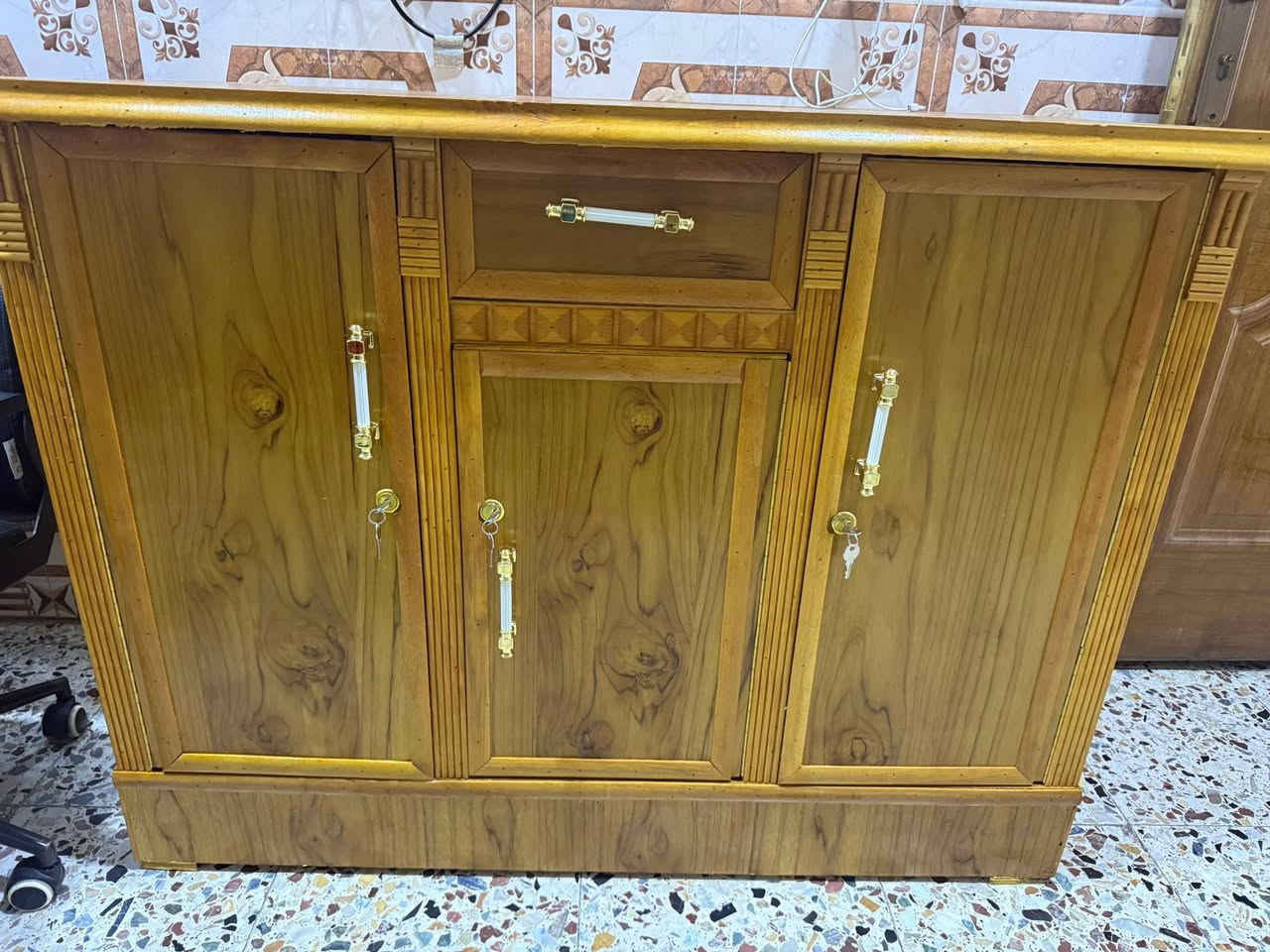 بوفيه جديده للبيع صاج اصلي بعدها مامستخدمه
قياس ٩٦*١٢١
عرض ٦٠ 
صاج اصلي تفصال 
سعر ٢٢٥ وبيه مجال  رقم ***********
