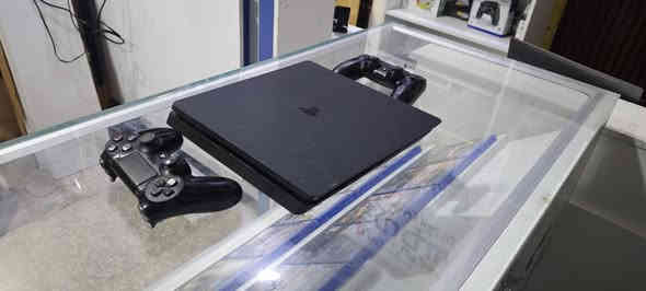 السلام عليكم
متوفر بلي ستيشن 4 سلم مهكر نضام 12.02 
حجم الهارد 1 تيرا بايت موجود بي 18 لعبه 
ويا جوستكين اصليات
ملحقاته كامله 

سعر الجهاز 300 الف دينار عراقي 
سعر نهائي 

لشراي يراسلني على هذا الرقم متوفر وتسأب 
***********
