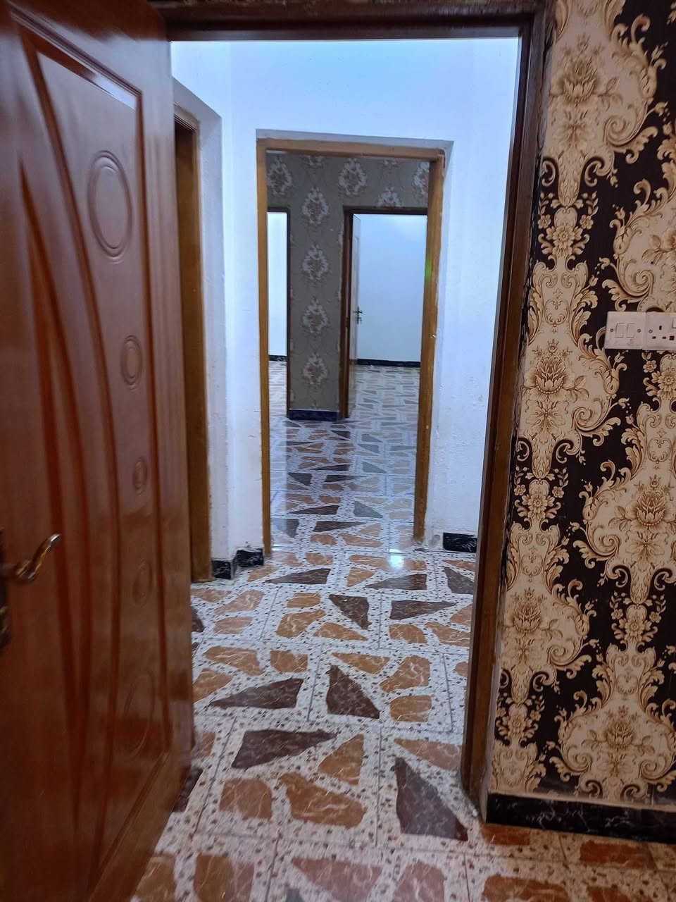 يعلن مكتب عقارات أبو انور فرع الطويسه عن وجود بنايه البيع في حي الخضراء مساحة 250 متر مع فضله 50 متر طابقين يحتوي على 4 شقق كل تحتوي على 2 غرف نوم وصاله وستقبال ومطبخ وصحيات وكراج بناء 2017 مع وراد شهري مليونين ونص قابل الزياده قريبه على الشارع العام مكان راقي ممتاز الستفسار الاتصال//***********//***********// كما نستقبل جميع عروضكم وطلباتكم التجارية والعقارية المكتب مجاز قانونيا المكتب ماقبيل مطعم الحسون عقارات أبو انور فرع الطويسه
