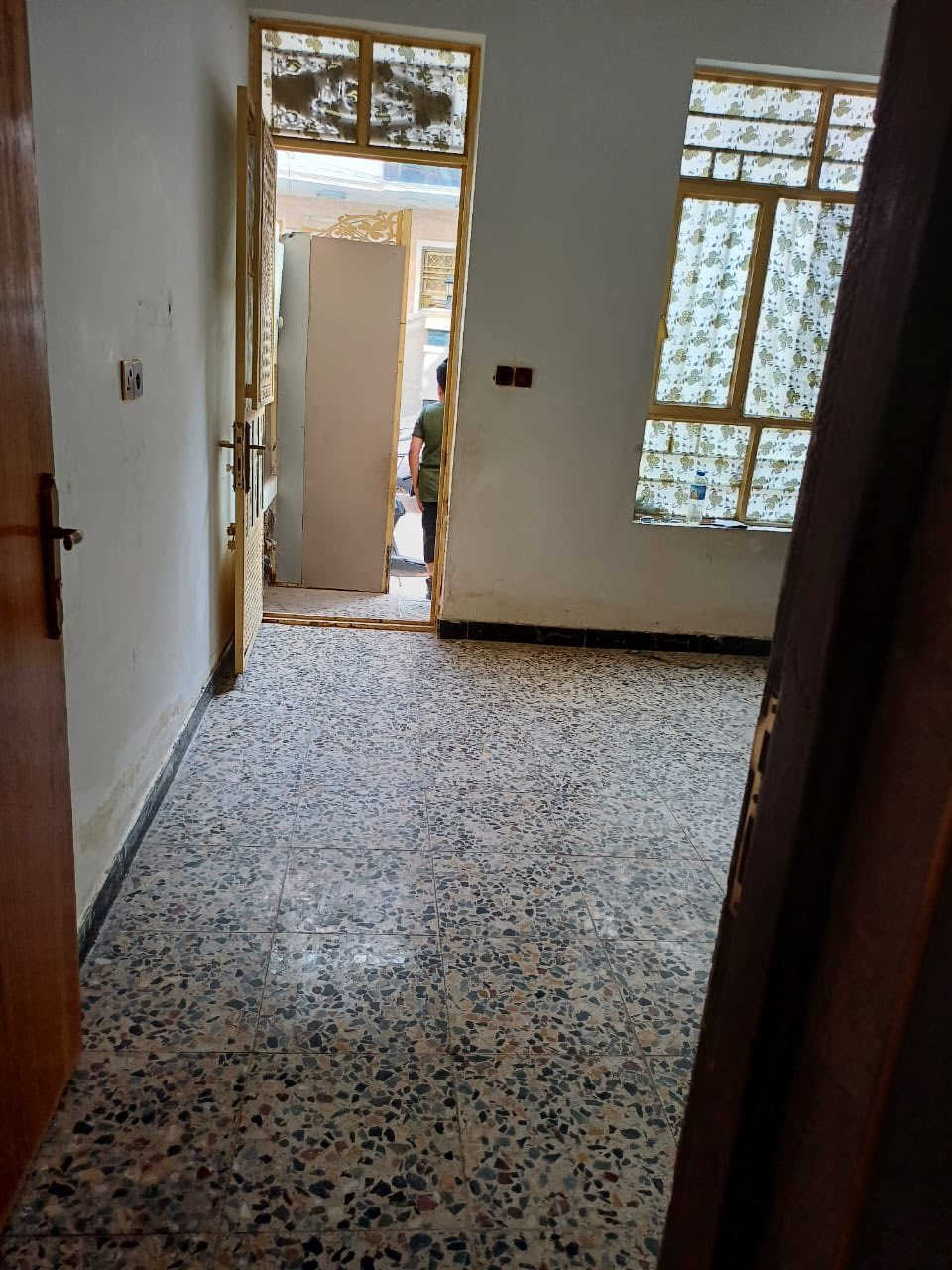 مشتمل 50متر للبيع في منطقه الشعب حي الربيع يحتوي عل غرفتين نوم ومطبخ وخدمات واستقبال الواجهه 5والنزال 10 طابو زراعي سند 25اقرار محكمه للاستفسار الاتصال عل الرقم ***********
