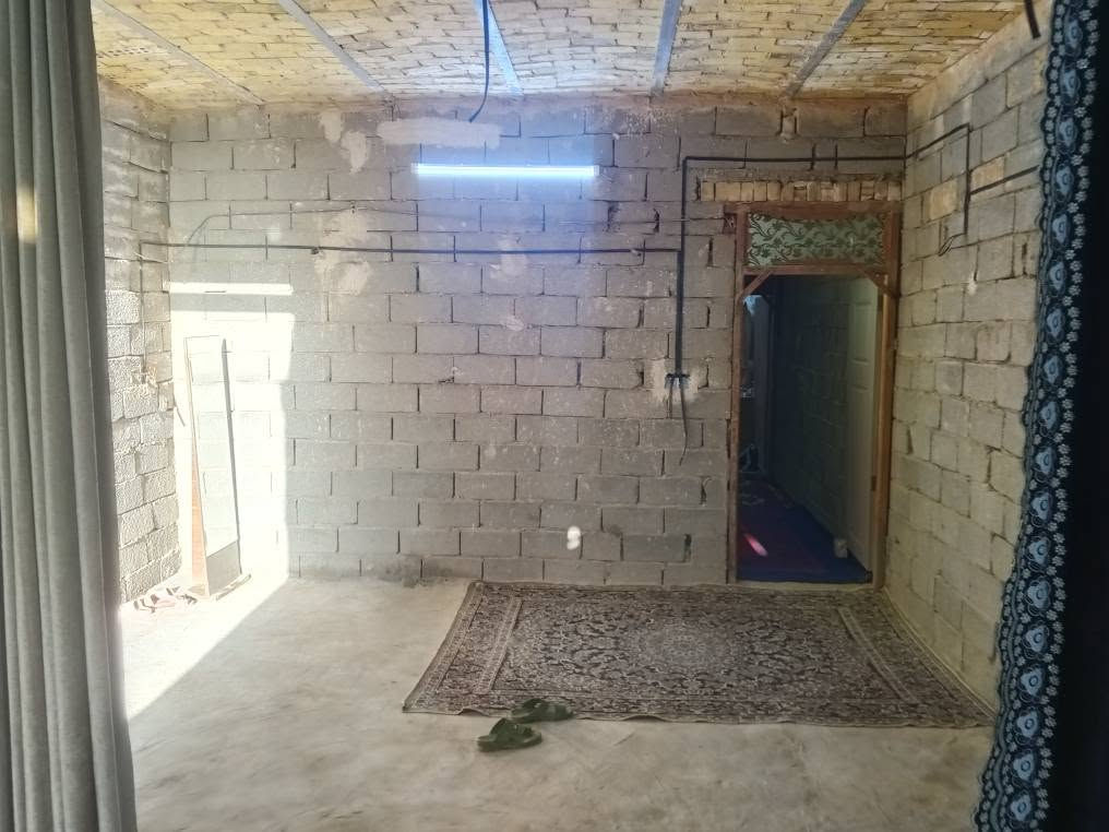 السلام عليكم دار للبيع المساحه 100 واجهه خمسه نزال 20 يحتوي على غرفه ومطبخ وصاله واستقبال مايو مجاري وكهرباء كاملات فقط اوزه بس لبخ العنوان نجف شارع كربلاء طريق يا علي عامود 193 المنطقه كامله خدمات ماي وتبليط مدارس مركز صحي وسوق السعر 19 مليون وبي مجال الاستفسار الرقم التالي او المراسله *********** النجف, العراق
