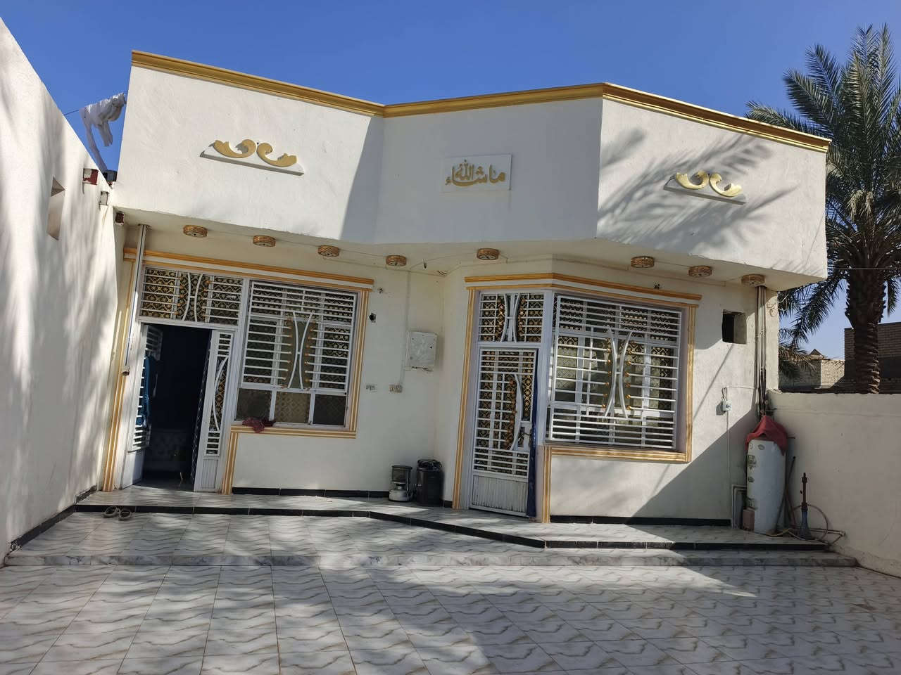 إسلام عليكم إخوان بيت بالقاسم الجاسميه المساحه ١٨٠ طابو زراعي كافه الخدمات موجوده مجاري مي كهرباء موالد ذهبي كامل ما نقصه شعره غرفتين نوم وصاله ومطبخ صحيات خارجيه وداخليه بناء جديد السعر ٥٣ وبي مجال ***********
