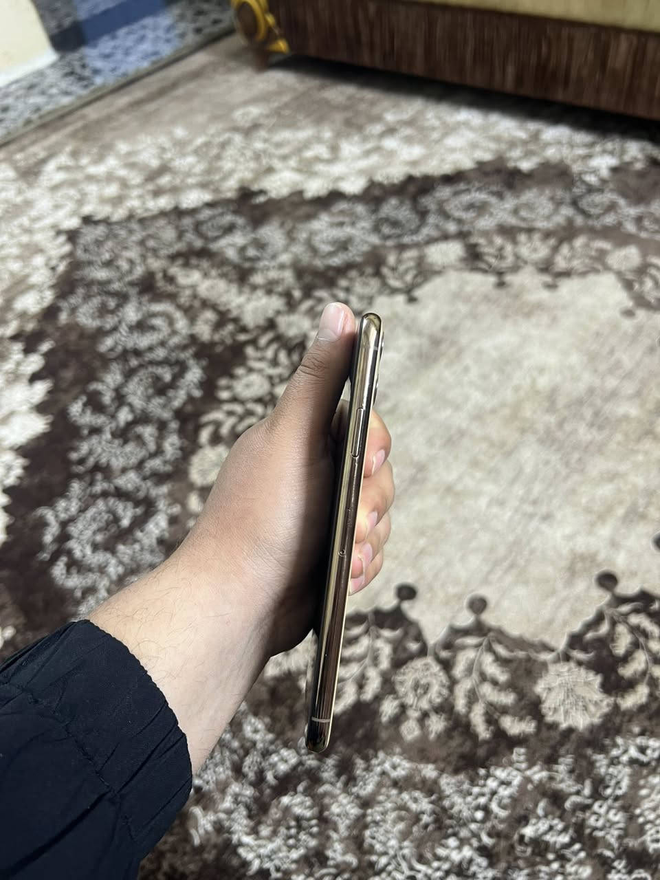 ايفون 11 برو ماكس (((( قطعه مميزه )) مستبدل فقط فقط بطاريه من ابل اصليه وباقي الجهاز وتر بروف للبيع 📱✅ :- 
لون ذهبي مميز ✅
ركز ركز ذاكره 512 ✅
بطاريه 100 مبدله من ابل اصليه ✅
شاصي وضهر كفاله حت من الزلغ ✅
الجهاز كله بلادي  من البرغي للبرغي كفاله عامه من الزلغ والشخط الهل درجه نضيف وعله ايد وحده فقط مستبدل بطاريه اصليه وباقي وتر السعر 300 
العنوان بغداد الكرخ 
***********
