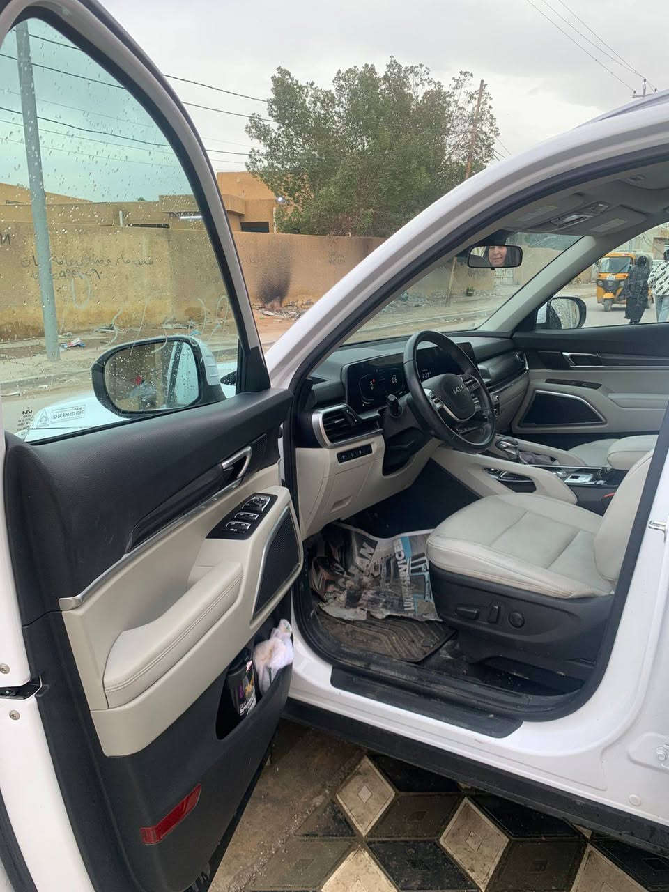 سلام عليكم
كيا تولرايد 2024 فئه s رقم بغداد شهداء 
فتحه رادارات شاشه متصل كشنات منفصل داخل ابيض جلد 
وارد امريكي حادث خلفي تبديل باب الصندوك وبارد بل جاملغ خلف السائق  بدون إرباك صور الحادث موجوده بل منشور 
ماشيه 16 الف ميل سياره جديدة جدا 
مكان السياره بغداد العامريه 
علق تم  يجيك السعر جدا مناسب 
اذا أتريد تستفسر ***********
