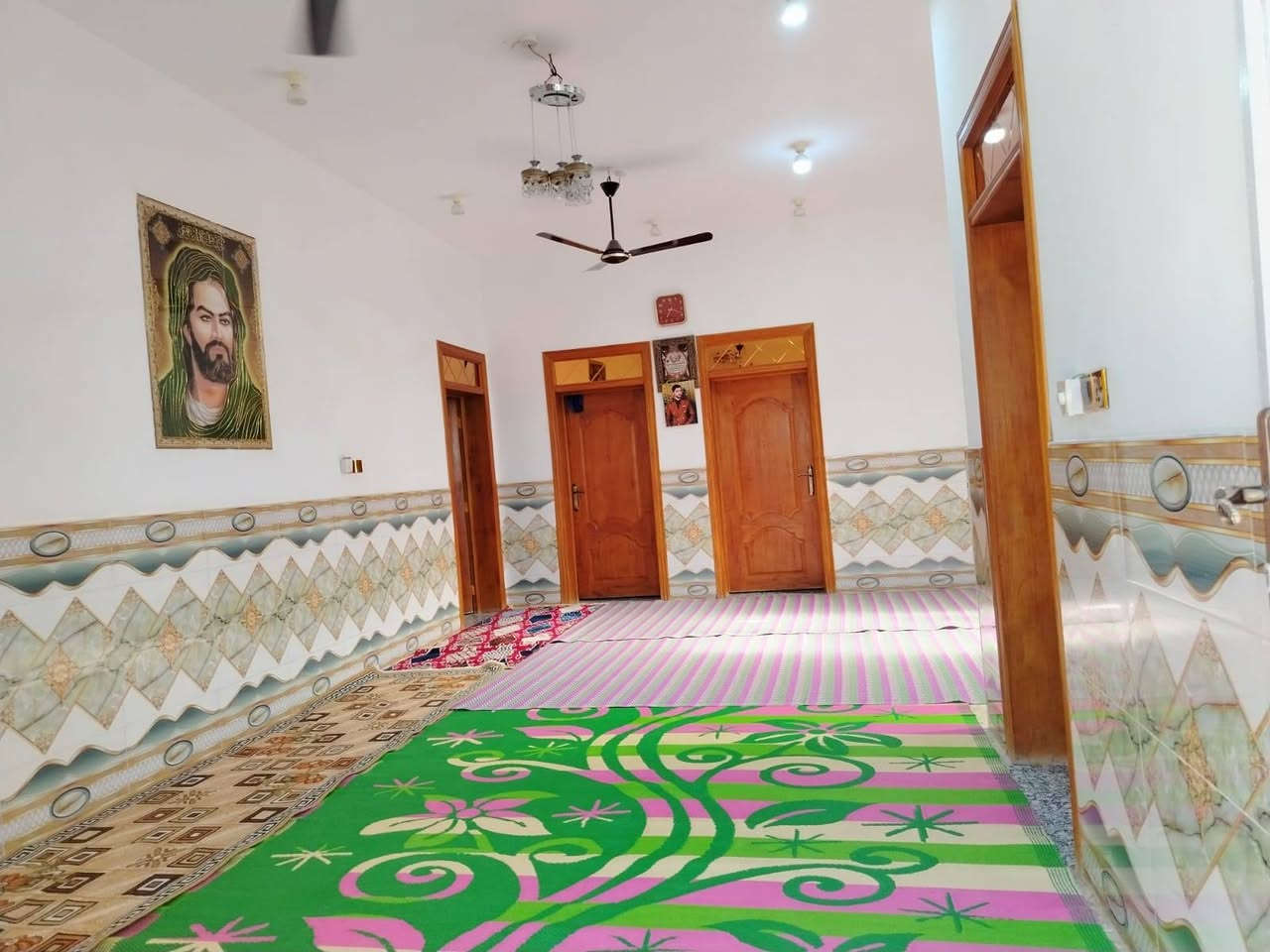 إعلان.....
بيتين للبيع مع مضيف قرب سيد تكليف على الشارع 
بيت جديد كونكريت مسلح مساحة 200متر
أربع غرف
بيت قديم غرفتين 
مضيف 18 متر مع مساحة ونخل
المساحة الكلية دونم اله
***********
