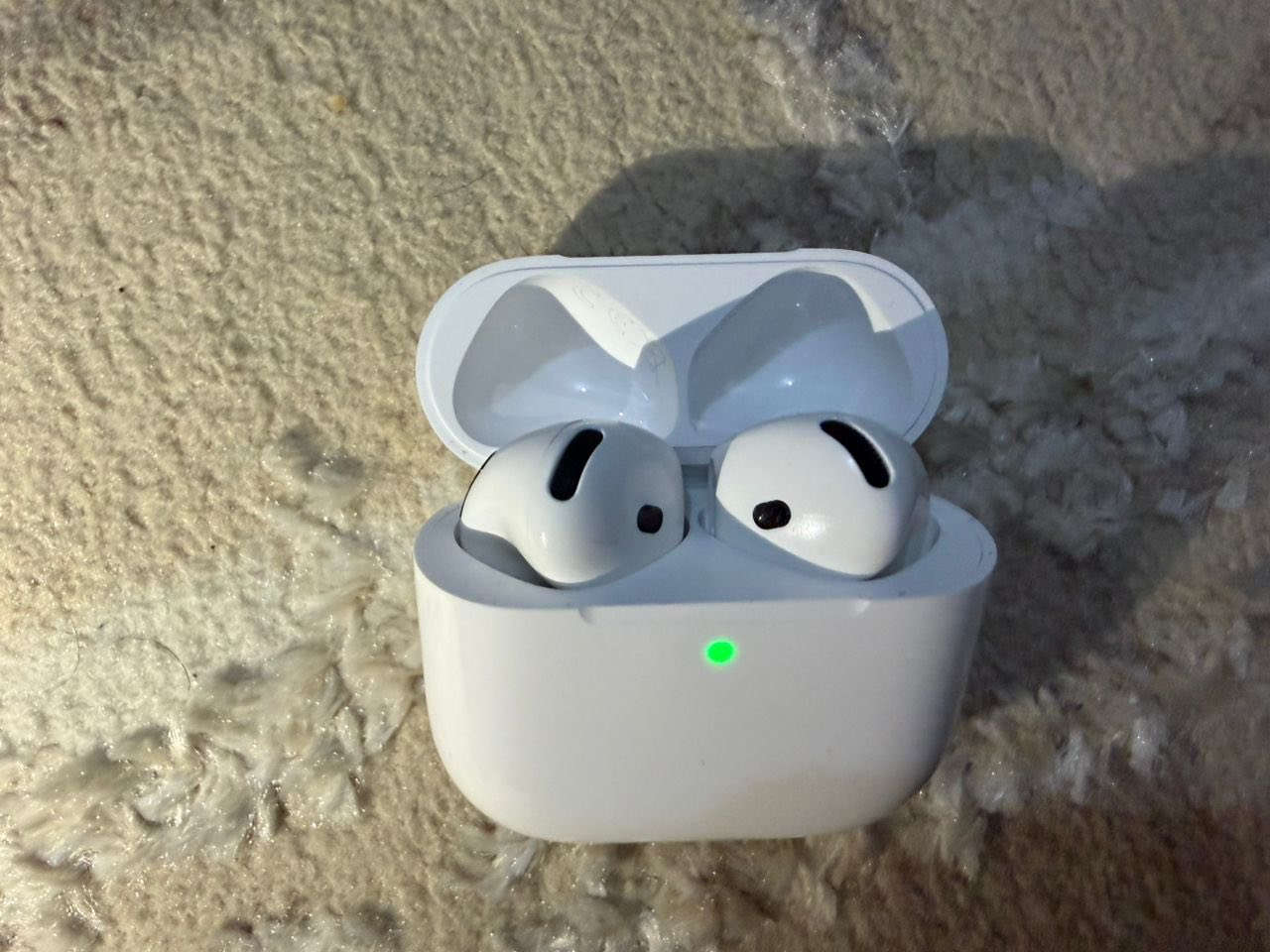 هاي AirPods الجيل الرابع (AirPods 4)
وبالضبط نسخة Active Noise Cancellation (عزل ضوضاء).

الدليل:
 • مكتوب: AirPods 4 with Active Noise Cancellation
 • يعني مو AirPods 3 ولا Pro، هذا جيل رابع نا
جديد.
مجرد مفتوحه من الكارتون خلي سعرك اذا عجبني اني ادخلك خاص لا تراسلني خلي سعرك بتعليق والله وياك


**إذا كنت صاحب هذا الإعلان وتريد حذفه لأي سبب، رجاءا أرسل رسالة إلى الدعم الفني**