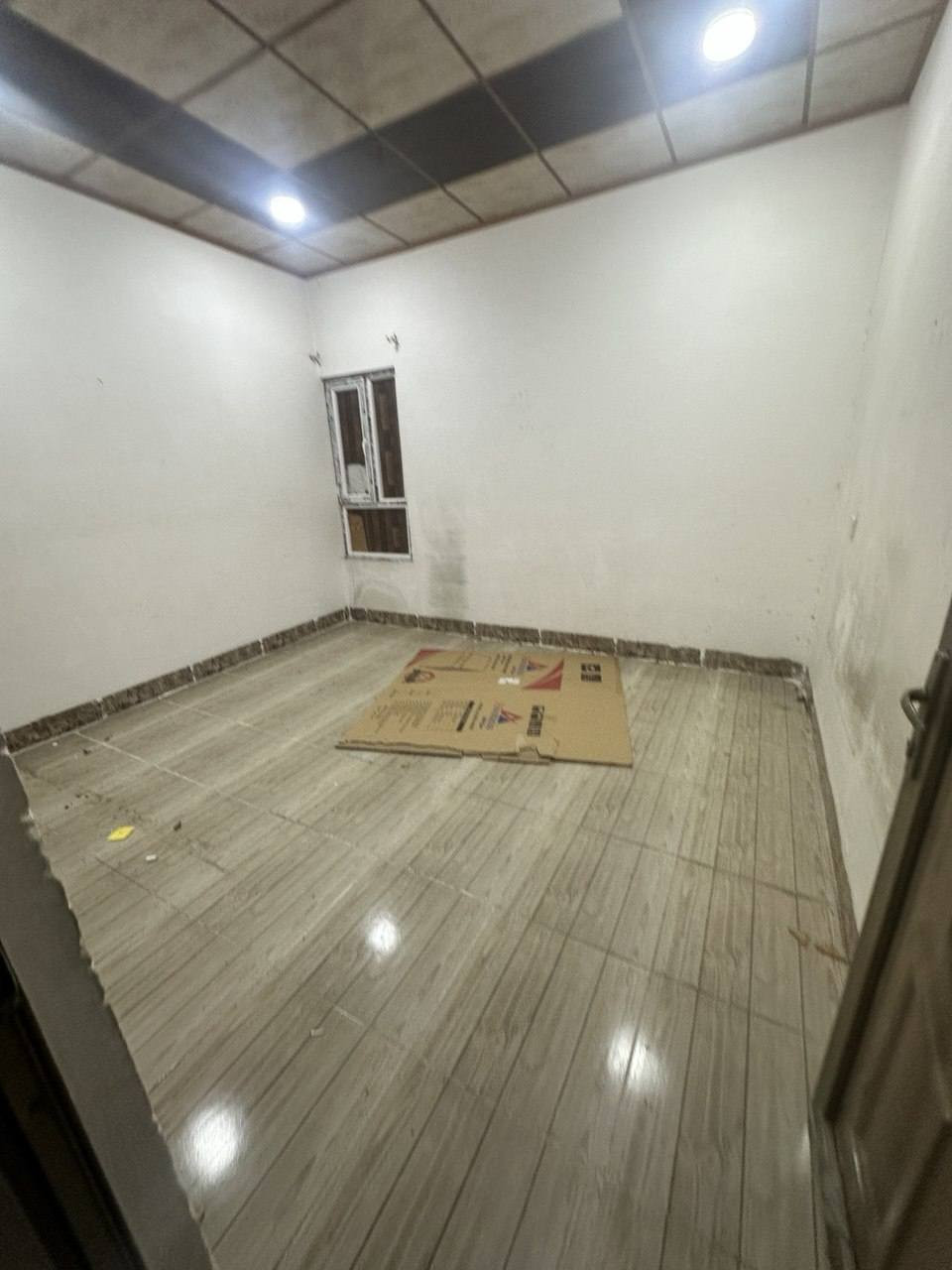 يتوفر 🛑🛑🛑🛑🛑🛑🛑🛑🛑
دار طابق ارضي وشقة للايجار 
في حي الميثاق 👉👉👉👉👉👉👉👉
مساحة 125 متر 
بناء حديث فول 🫸🫸🫸🫸🫸🫸🫸
يتكون الطابق الارضي من غرفتين وهول واستقبال وصحيات ومطبخ 

تتكون الشقة من غرفة وهول واستقبال وصحيات ومطبخ 
سعر الارضي 350 بي مجال 
سعر 250 
للاتصال والاستفسار ***********
***********
