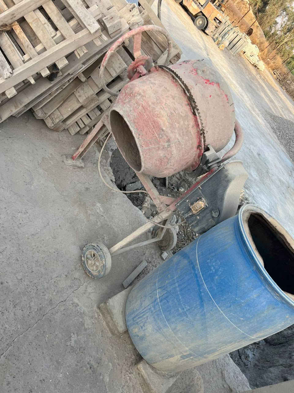 بسم اللة سلام عليكم 
معمل کامل للبیع 
قوالب رافعة مولدة خباطة كبير فول اوتوماتيك و خباطة صغيرة جهاز هزاز و جيهاز اسخراج المنتج من قالب ( قوالب لاينات حديقة +قوالب مقرنص+ قوالب عرانيس + قوالب دنك رومانية +قوالب سبيس كونكريت + كل قوالب محتاج للتزين حديقة موجود ضمنها) مع فارة خسل جبير بقدرةت ٢٥٠ بار ورافعة ٣ طن تويوتا بدون اوراق   و خباطة ٧٥٠ لتر فول اوتوماتيك حتي الماء يصب باكهرباء و باعداد  و جهاز كلش مريح يطلع كافة المنتجات من قوالب من ضمنها اي شي داخل معمل تكدر تاخذه  و سعر سعر تراب كل هذا فقط ١٠ مليون دينار عيراقي 
***********
