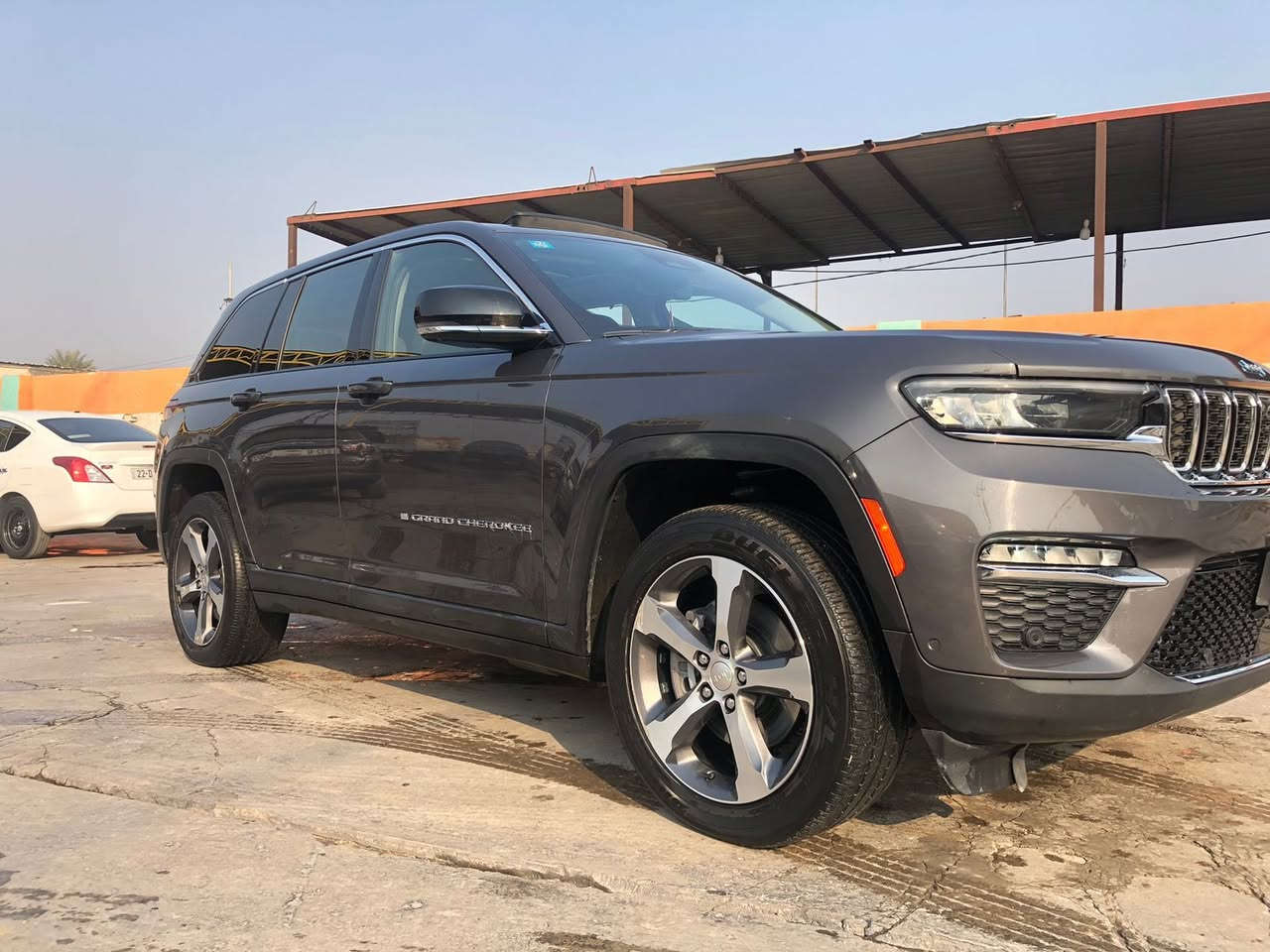 السلام عليكم 
جيب كراند شيروكي Xe4 هايبرد 
اللون رصاصي غامق
2022 لمتدد 
 وارد امريكي 
حجم المكينة 2000تيربو + هايبرد + شحن منزلي
 تكدر تشحنهه بالبيت تمشيك مايقارب 50 كيلو متر، 
باي سرعة من غير مايشتغل محرك البنزين  
رقم بغداد الجديد  

فول مواصفات 1/1
خمسة راكب 
رادار 360 درجة 
تحديد مسار 
حساسات خلفية 
تبريد قطعتين 
خمس انضمة قيادة 
 بانوراما
دفع رباعي. 
 كير موس 
 هاند بريك بصمه 
مقود جلد + تدفئة 
شفتات ستيرن 
لايتات لد 
هيترات في الكشن 

السعر خاص
الاستفسار :***********
