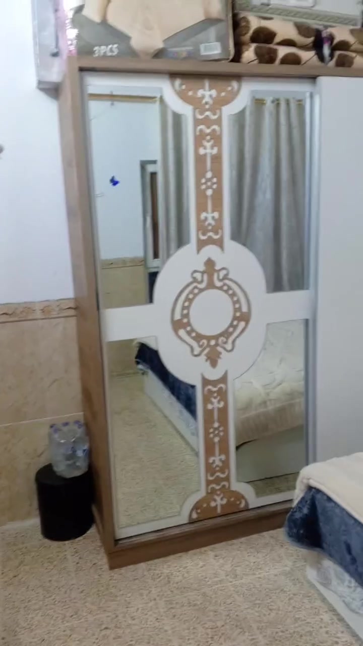 سلام عليكم قرفت اخشاب للبيع نضافه ميه بل ميه السعر 400  بيه مجال لطيبين ***********
