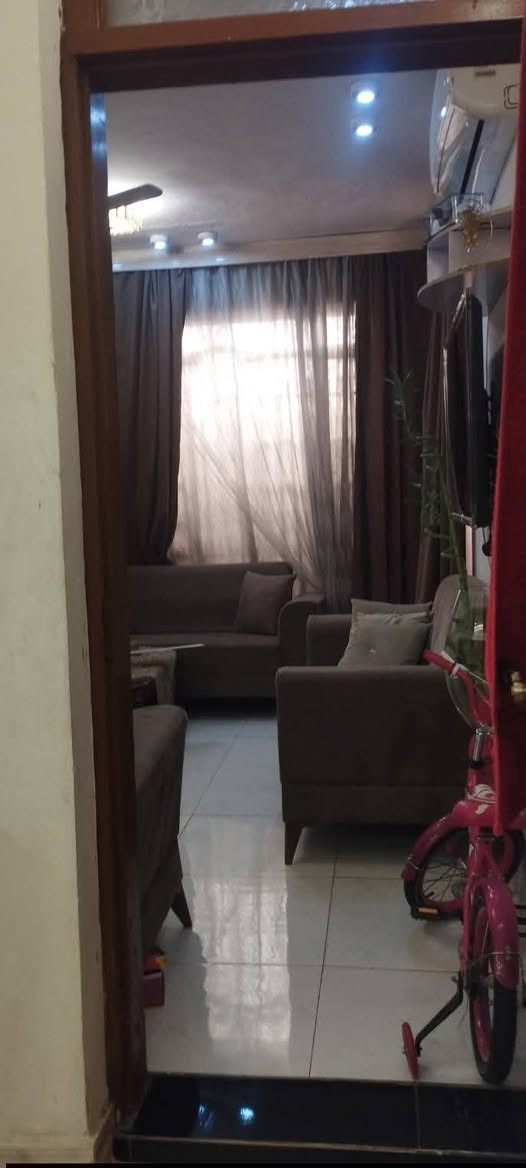 يتكون من مدخلين وطرمة واستقبال 2غرف نوم ومطبخ وهول وصحيات2خارجي وداخلي ومنور ومخزن ولوكر مال احذيه والقنينة غاز والماطور المي بالحايط من ظمن البناء البيت مجهز باانارة حديثه وخزان مال وواير سحب وواير كهرباء اضافي بعني تطفة الوطنيه يجي الخط الثاني وطنية 24ساعة المكان مميز على الشارع العام
شارع الأسواق المركزية مال الشعب حي الضباط السعر واي استفسار ممتواجدين على الخاص الاتصال بالرقم *********** بي #واتساب
