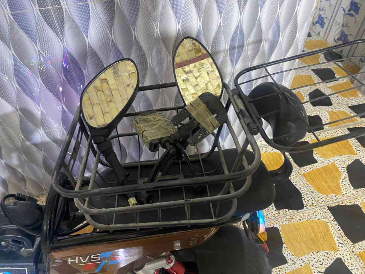 السلام عليكم دراجه شحن للبيع دراجة نظيفه مواصفات
1نشرة خلفيه وسطية 

2-خمس بطاريات بعدهن بجيسهن

3 لايت عالي ناصي

4 مرتبة جانبية عدد2

5سلة أمامية 

6 دواسات زنجيل

7 شحن ممتاز جدا 

8 دبلات خلفيه أربعة +دبلات أمامية

9-سرعة99

والدراجة اخت الجديده مامستعملة هواي مخزنة السعر 500شراي خاص باقي تفاصيل عنوان ناصرية مركز قرب مستشفى التركي


**إذا كنت صاحب هذا الإعلان وتريد حذفه لأي سبب، رجاءا أرسل رسالة إلى الدعم الفني**