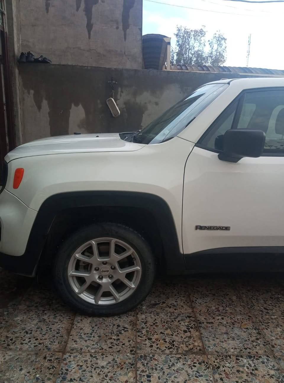 السلام عليكم جيب للبيع موديل 23 كلها ببلاديه مابيها اي تبديل سونارها بلصور ماشيه 40الف فقط سياره جاهزه بسمي عارضها ب140وبيها مجال مكاني بغداد ***********
