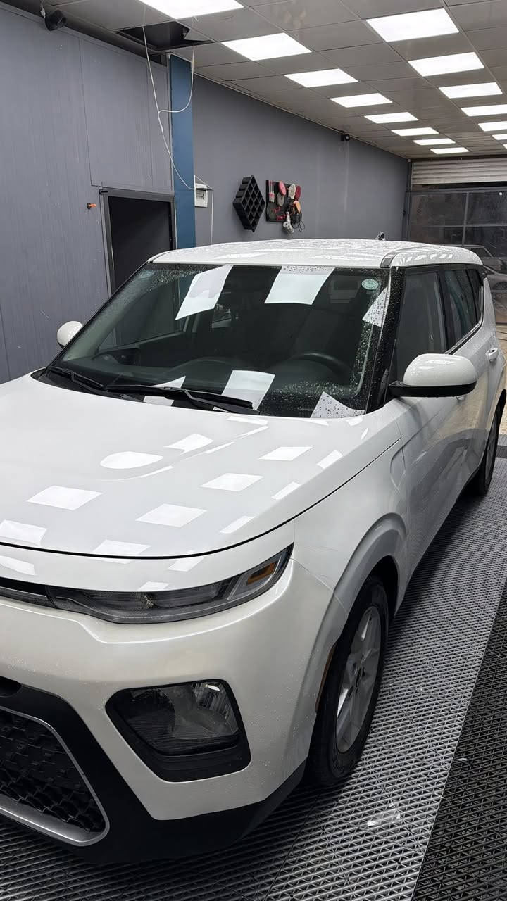 السلام عليكم كيا سول موديل 2022 فئة LX  شكل الجديد KN كلين تاتيل مكفول كفالة عامة من امريكا بدون دواخله كار فاكس مالتيه موجود  بيها فقط بارد بل جاملغ إماميه 10سم و شخوط صغيره جهة السايق  
بدون ايرباك ( يعني الايرباك مطاك ) شاصي / لغد / كير / محرك / حداديه / تبريد كلها مكفولات كفالة عامة بدون لا تبديل قطعة ولا صبغ 
ماشيه 67Km هزه سنويه جديده باسمي  رقم أربيل السيارة ليبل واحد وجدا نظيفه عليها بوليش 
1 - رادارت جانبية 
2- رادارات امامية 
3-رادارت خلفي 
4-تحكم أستيرن  جهتين + كروز كونترول 
5- توقف ذاتي 
6- كاميرا دواره 360 عالية الوضوح
7- شاشة كاربلاي WIFI& CAR PlAY 
8- كير 8نمر اوتو +عادي 
9-نظام أوتو ستوب 
10- إطفاء ذاتي 
11- حجر بيئة 
12- قيادة سبورت عادي (sport)
13- اوتو هولد (Auto Huld)
14- مانع انزلاق 
15-شاشة اعطال بلدشبول 
16- مانع تصادم 
17-قيادة ذاتيه 
18-تحديد مسار 
19- محرك 2000دوش مرغوب 
20- مستشعر وقوف 
21-قماش 
 22- منفذ تايب سي
23-نقطة العمياء 
24- دمام امامي وخلفي 
25-حساس الإطارات 
26-مود درايف 
27-انظمة 3قيادة 
28-اواكس/USB
29- كروس سرعه 
30-مثبت سرعه 
31-شاشة دجتل
32-ويل كب كروم 
السيارة كل ملحقاقتها وياها /ارضيات/كتلوكات/عده / سبير 
العنوان بغداد حي الجامعه ***********
