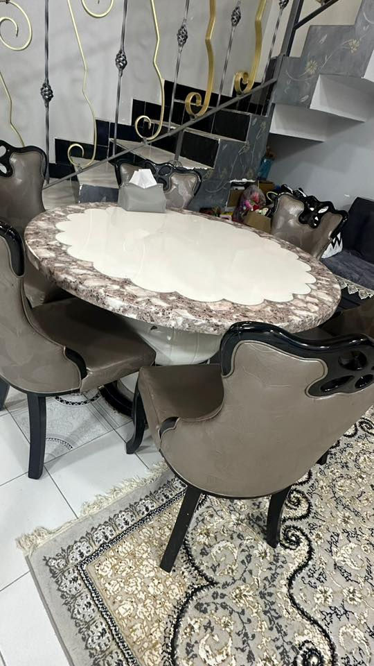ميز دوار مع ٦ كراسي مرمر ثقيل نظيف جدا السعر ٤٥٠ مع مجال بسيط  بيع مستعجل
‭٠٧٨٣ ٣١٤ ٩٠٠٠‬
