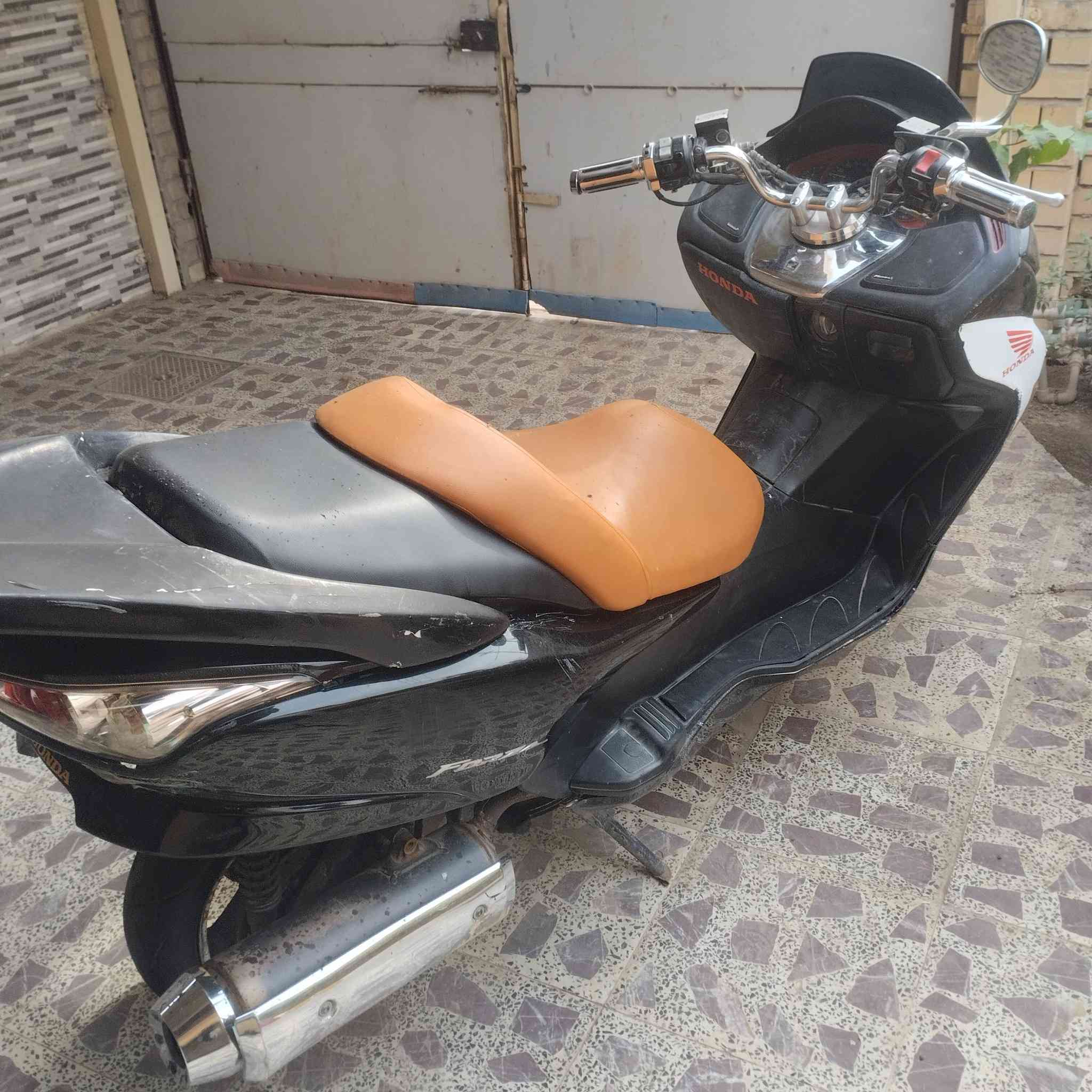 السلام عليكم فورزا 08 للبيع اوراق بأسمي مجفتة جديد فيتبم جديد واتربم جديد جبن واتربم جدد كلجات جدد كلج الامامي مال عمية قايش جديد بصمة باتري جديد بيها خربطة بالجويتر مرات ايخربطها من تشتغل الدراجة موجودة بالعمارة


**إذا كنت صاحب هذا الإعلان وتريد حذفه لأي سبب، رجاءا أرسل رسالة إلى الدعم الفني**