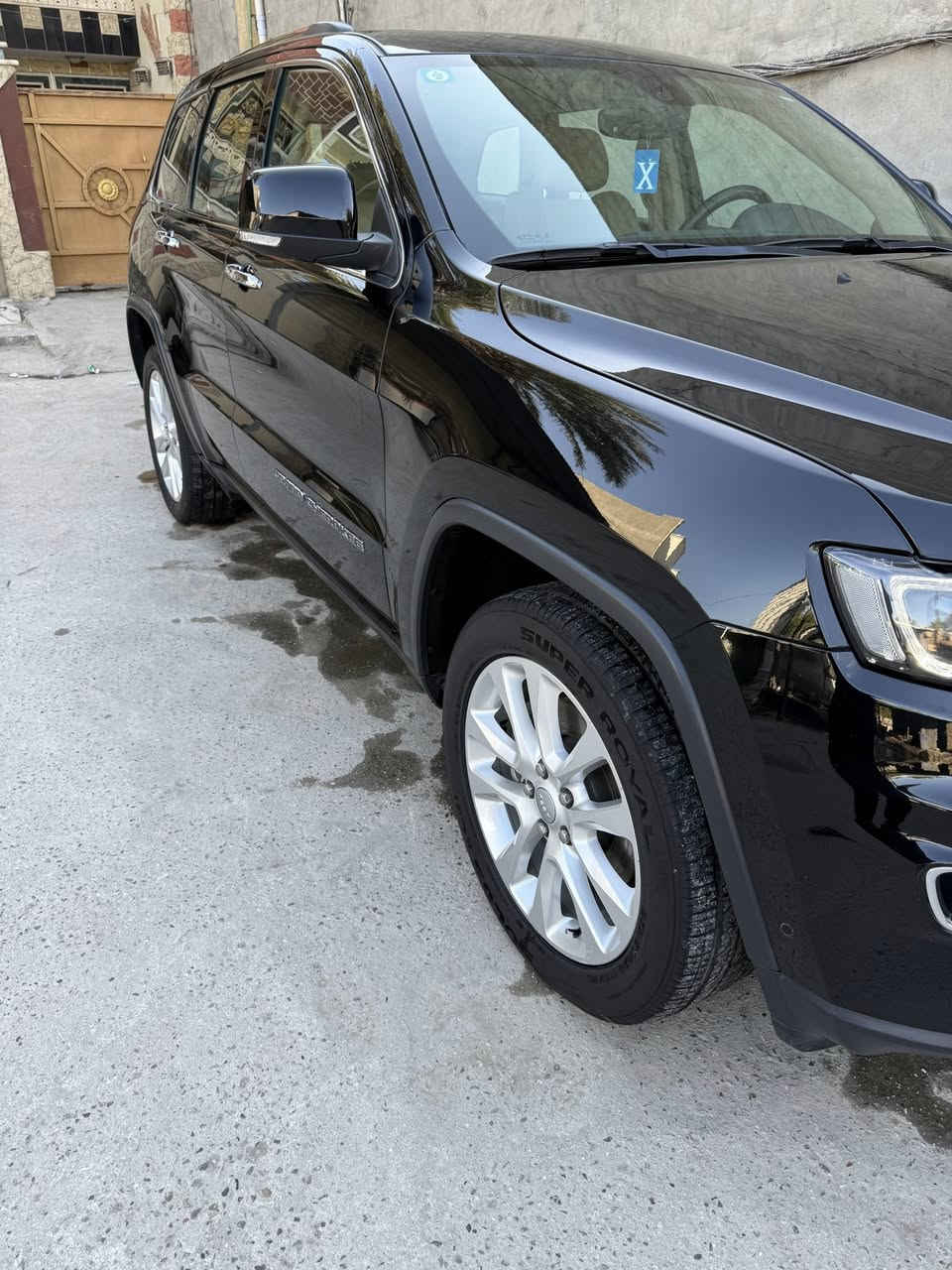 السلام عليكم جيب موديل 2017 خليجي وكالة مكفولة من الصبغ والتبديل باسمي لمتد فول مواصفات عدى الجكات والرادار ومعروفه مواصفات اللمتد من فور ويل وجنطة كهرباء وكراسي خزن وكهرباء ودمام وحساس امامي وخلفي وزراك لايت وبنوراما وشاشة كبيرة وماوس وضعيات قيادة واستيرن كهرباء وشفتات واوتو ستوب وتشغيل عن بعد وكشنات تدفئة وتبريد الى اخره من المواصفات ماشية حقيقي 66 الف كيلو وليس ميل بيهة فقط بارد اربع اصابع بذيل الباب الايمن الخلفي وممبين نهائيا المكان السيديه حي الاعلام السعر 26 الف دولار وبيهة مجال ***********  ابو يوسف
