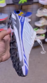 دكان أحذية • أحذية أوروبية • الرمادي شارع ٢٠