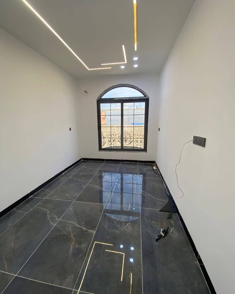 دار للبيع طابو ملك صرف المساحه 110 الواجهة 6.75بناء درجة اولى سقف مغربي  نظام تبريد مركزي بناء هندسي موقع مميز طريق بغداد خلف الجبهة التركمانيه الطابق الأول يحتوي على استقبال +مطبخ + مطبخ حار +غرفه نوم +صحيات
طابق الثاني يحتوي على (هول +غرفتين نوم +صحيات الاتصال على الرقم ***********
