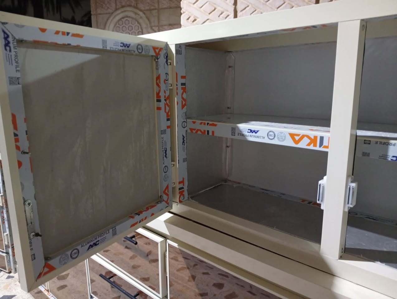 كاونتر مع ملحق وسنك 
الكاونتر طوله مترين ونص 
والسنك متر ونص 
نظيف مثل مو مبين بالصور 
المكان  التأميم 
الرقم ***********
