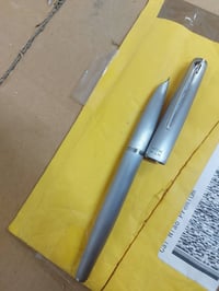 قلم حبر • ظرف ثقيل • مصقول