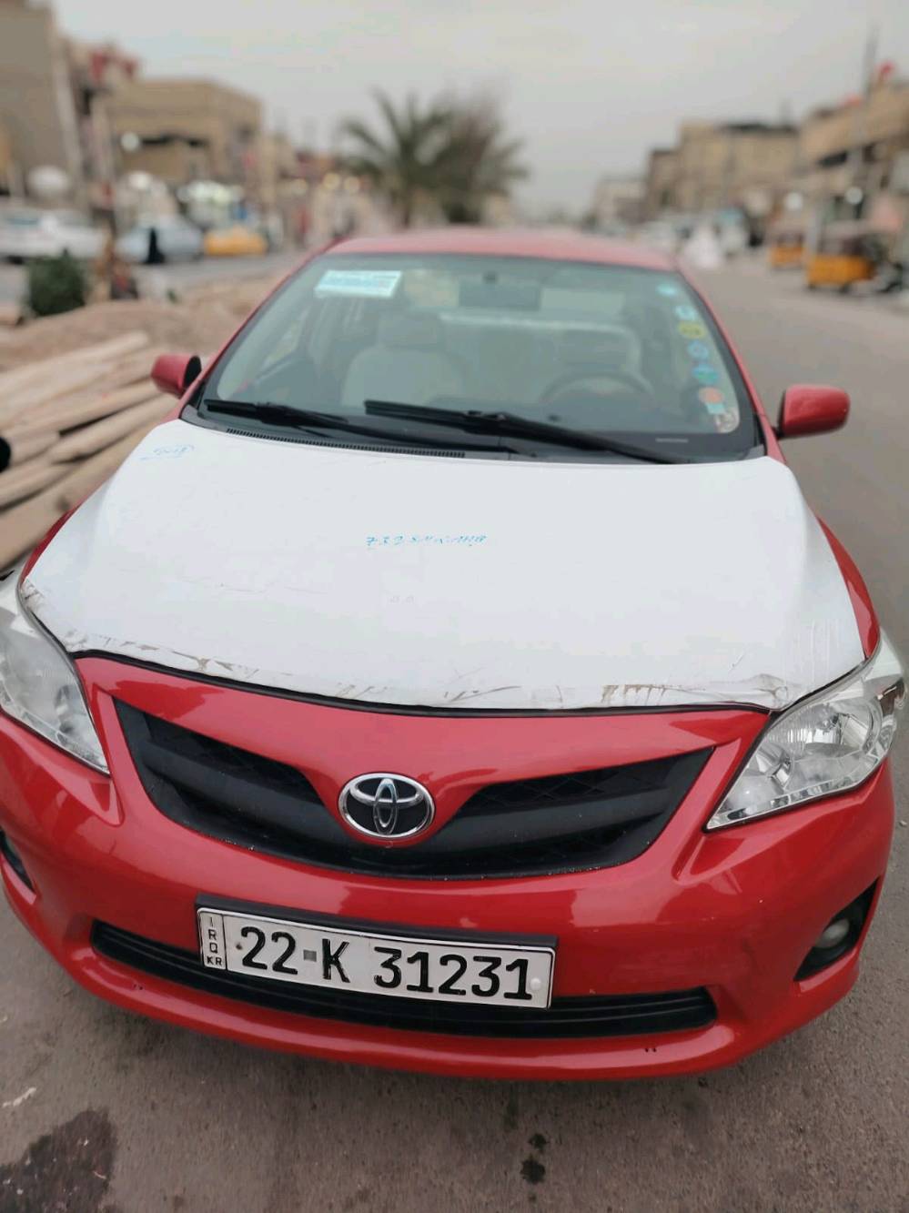 سيارة تويوتا كورولا موديل حديث، لون أحمر جذاب مع سقف أبيض مميز. السيارة بحالة جيدة كما تظهر في الصور، والمحرك يعمل بسلاسة. المظهر الخارجي نظيف والداخلية واسعة ومريحة. فرصة رائعة لاقتناء سيارة موثوقة وبتصميم أنيق.