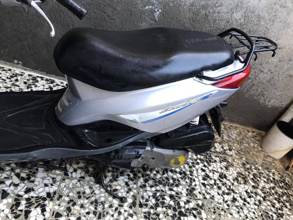 سلام عليكم 
دراجة للبيع ابريز بغبغاء نوزل خطين 
دراجه حلوه محرك  مكفول كهربائيات ما بيه نقص 
كفرات  بلادي مختمه مثل ما واضح بل صور 
سعر 900 بيه مجال شي بسيط
رقم *********** 
بغداد الزعفرانية
