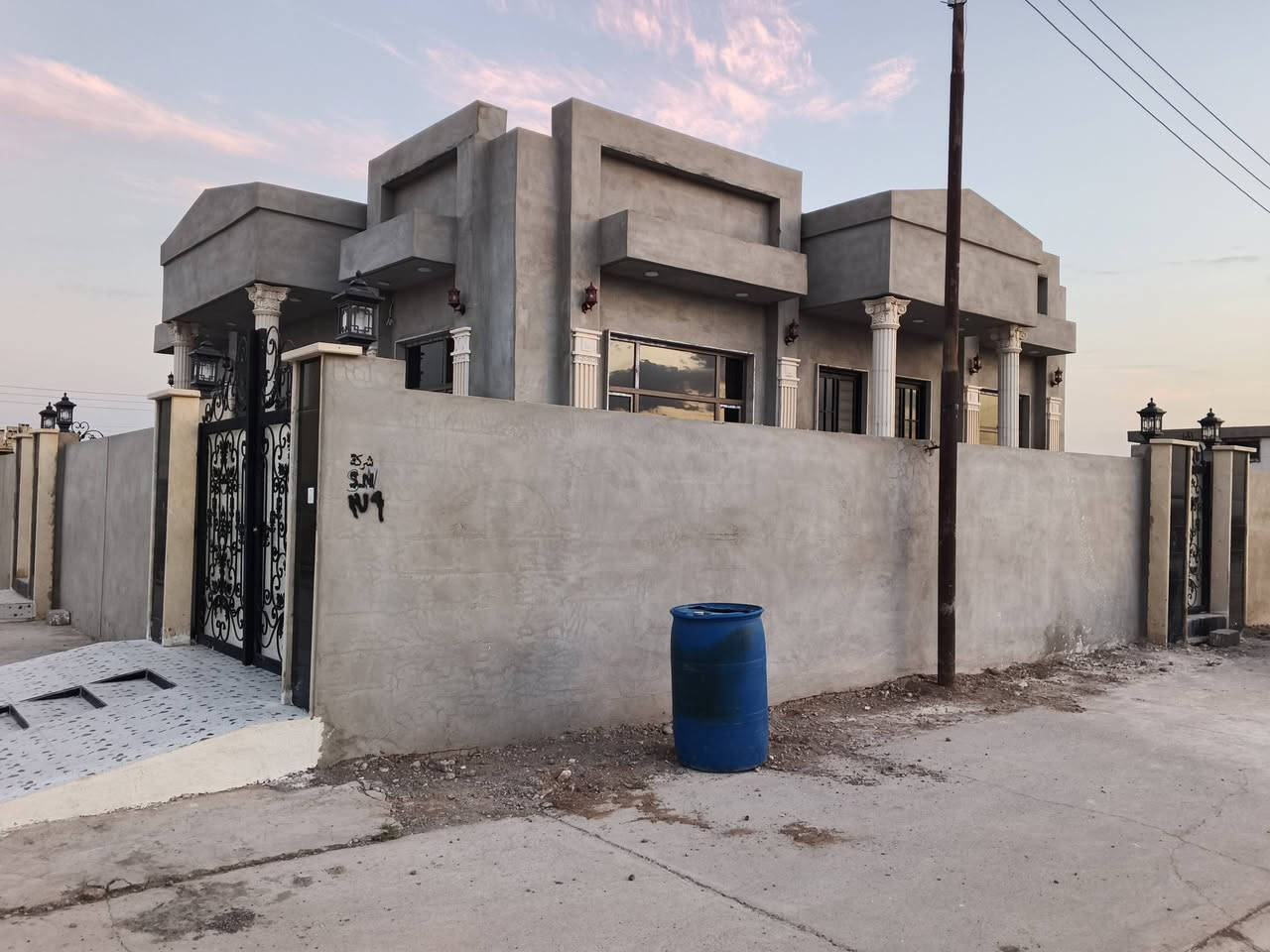 بسم الله الرحمن الرحيم
دار ركن  مساحته ٨٦٠ متر كامل مواصفات يتكون من ثلاث غرف نوم مع استقبال كبير وهول كبير ومشتملات داخلي وخارجي مع حديقة بمساحة ٦٠٠ متر وحديقة صغيرة من الجهة الثانية سيراميك جداري مع أرضية بورسلين أبواب وشبابيك درجةٍ أولى نظام دكتات شوارع صب كهرباء ماء بااسمي  العنوان مجمع الحياة قرب الحسينية 
***********
