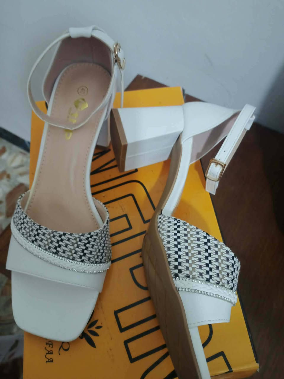 عدسات لون رصاصي ماركة يارا.. حذاء جديد قياس ٤٠


**إذا كنت صاحب هذا الإعلان وتريد حذفه لأي سبب، رجاءا أرسل رسالة إلى الدعم الفني**