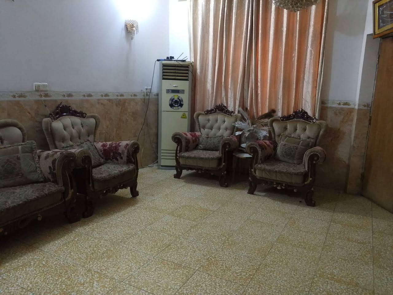 تركي درجه اولى
عشر مقاعد 
رايده ب ٦٠٠ وبي مجال قليل 
وعندي ديوان نضيف 
جاي حرف L  
رايده ب ٤٥٠ وبي مجال 
مكانهن بغداد حي العدل 
***********
***********
