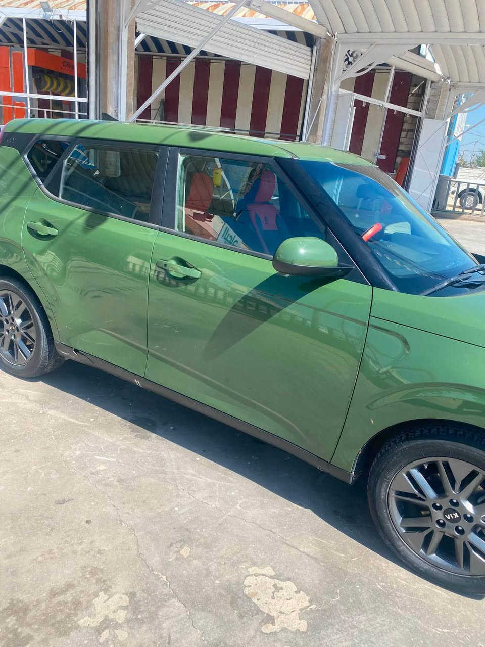 🚗 كيا صول 2021 (Kia Soul EX) - وارد أمريكي 🇺🇸 🚗
(مكلف بالنشر)
المعلومات الأساسية:
 الموديل: 2021
 المنشأ: وارد أمريكي (مواصفات EX)
 الرقم: بابل بأسمي
 اللون: زيتي مميز
 الحادث: أمامي (موضح بالتفصيل في صورة الحادث المرفقة وتم تصليحه بالكامل والسيارة الآن جاهزة مثل ما واضح ببقية الصور).
✨ مواصفات السيارة (فول مواصفات):
 🔘 تشغيل عن بعد
 🪟 فتحة سقف (سلايد)
 📺 شاشة كبيرة 
 📷 كاميرا خلفية 
 💺 كشن كهربائي (تحكم كهربائي كامل لمقعد السائق)
 🔥 تدفئة كشنات (للمقاعد الأمامية)
 🏎️ تحكم ستيرن متكامل 
 🛑 رادار مانع اصطدام 
 💡 إشارات جانبية بالمرايا
💰 السعر وتفاصيل البيع:
 السعر المطلوب: 155 ورقة (دفتر و 55 ورقة)
 ملاحظة: السعر بيه مجال بسيط للجادين.
📍 المكان والمعاينة: محافظة الديوانية.
📥 للاستفسار والتواصل: يرجى المراسلة على الخاص ديوانية, القادسية


**إذا كنت صاحب هذا الإعلان وتريد حذفه لأي سبب، رجاءا أرسل رسالة إلى الدعم الفني**