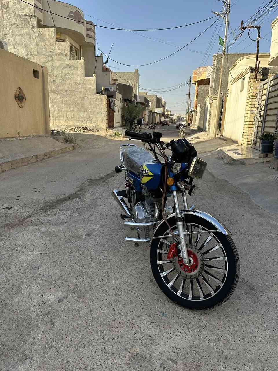 السلام عليكم اخوان للبيع دراجه  سونك  موديل 2025الدراجه محرك 200
الون بحري الدراجه ليره ماناقصها بس تخم اشاير 
وعداد السعر المطلوب ٧٠٠وبيها مجال 
***********
