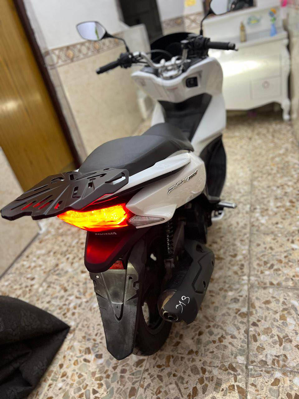 دراجه pcxجيل ثاني ياباني  دراجة مال رمبه الدراجه  ياباني  ( jf )كفرات ابلاديهه رمبه
دراجه كامله أستان كهربائي حساس ازدحام A  لا تبخير. ولاتنقيص الدراجه مكينه لوك شلعه معدل خير من الله  احلا من الصور مال 
جناي المكان بغداد الصالحية قرب ابن البيطار دراجة مكفوله اي نقص مابيه بشرط علفحص مال جناي السعر  13 الاتصال *********** بغداد, العراق
