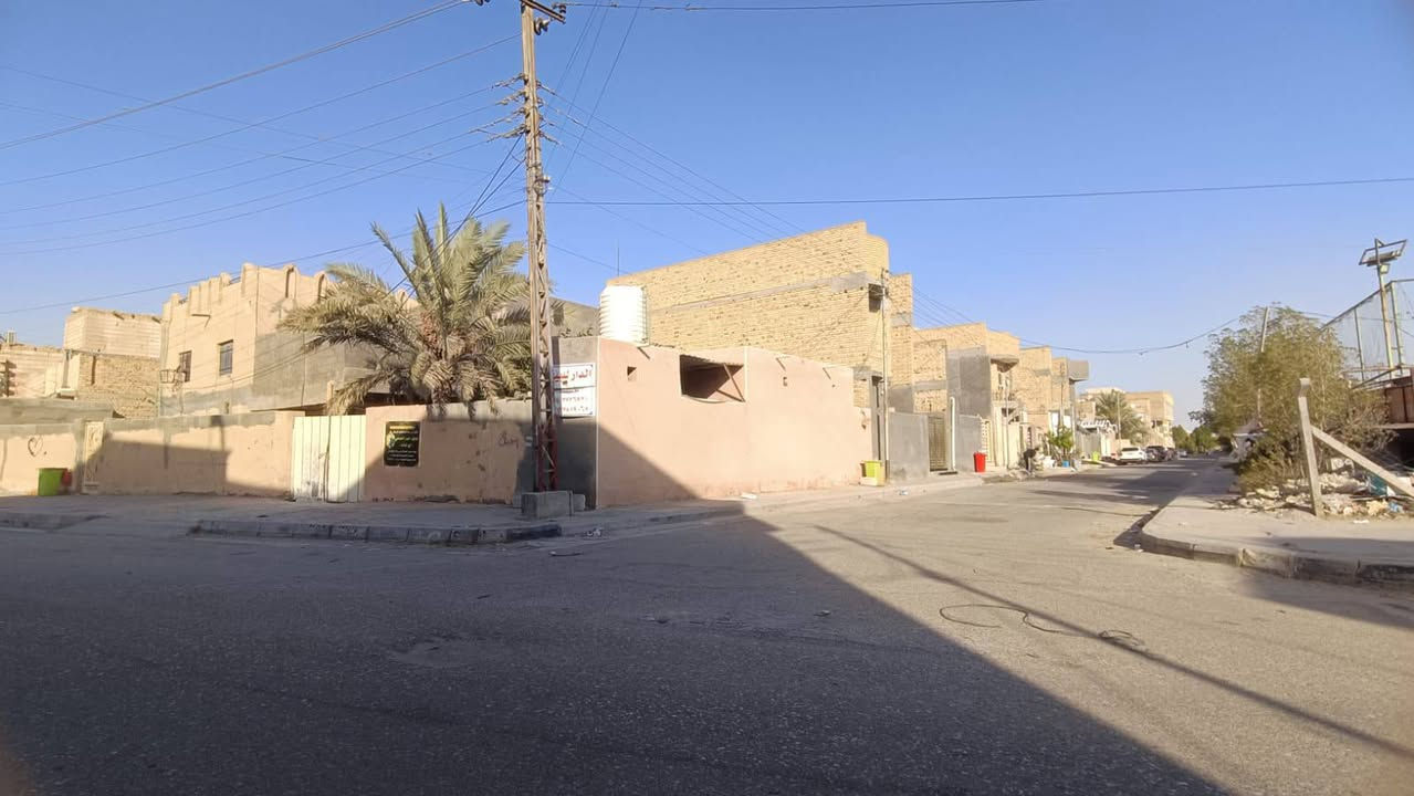 السلام عليكم بيت موقع تجاري خلف مديرة تقاعد يقع على شارعين المساحه بالطابو 330 متر واقع حال اكثر من 400 متر بناء قديم طابقين مع مشتمل معزول السعر المطلوب 520 مليون قابل للتفاوض للاستفسار الاتصال بالرقم ***********
