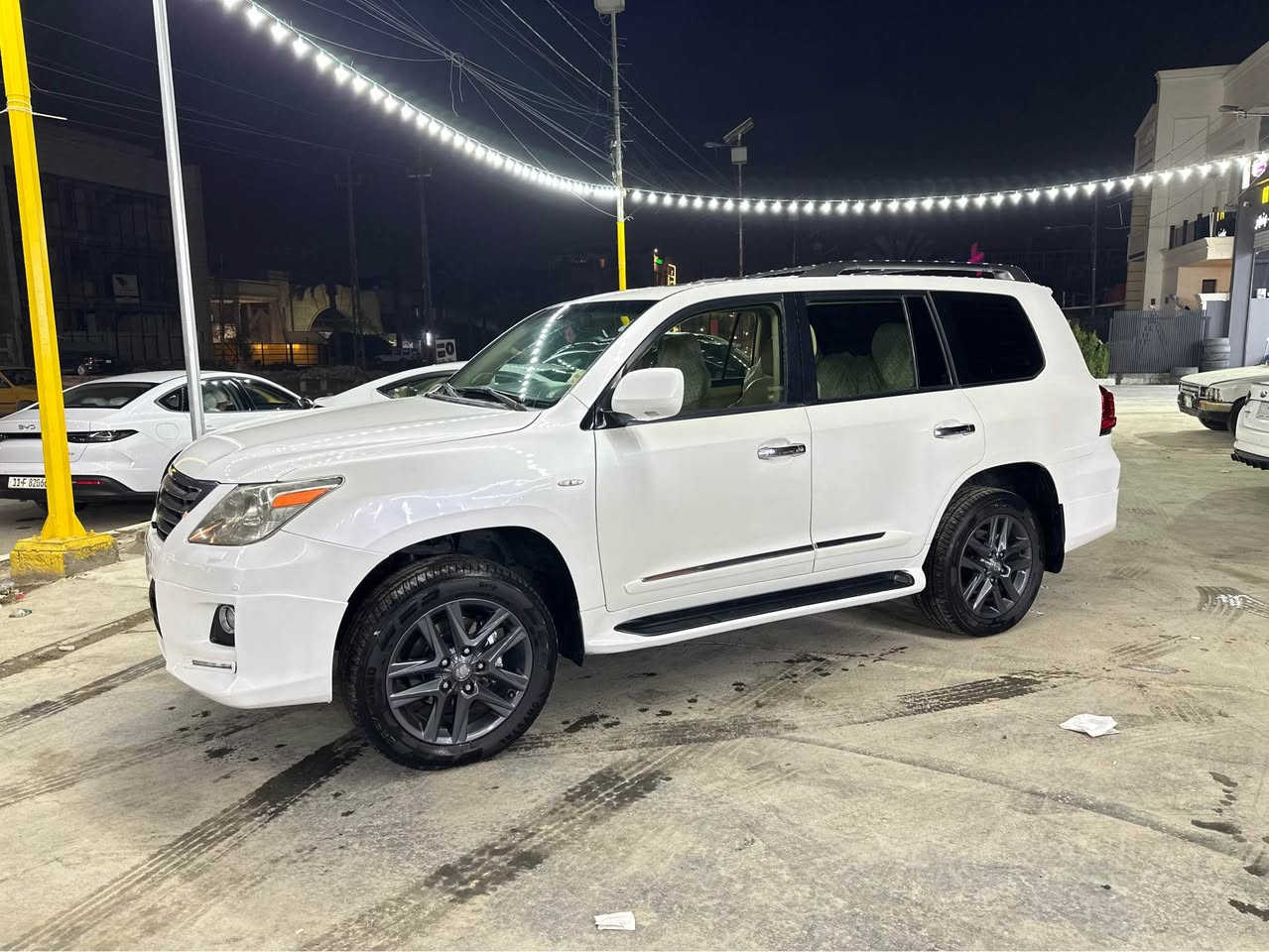 لكزز 2011
فول السياره 
فتحه 
جكات 
تحكمات ستيرن 
شاشات 
شاشه بلقماره
3 قطع تبريد
كراسي كهرباء
ستيرن كهرباء
مكينه 5700
مري شفط
7 راكب
3 ق تبريد
باب حلفي كهرباء
كراسي خلفيه كهرباء
سياره بيها صبغ باب السايق وجاملغ خلفي
رقم سليمانيه مميز 
سعر 315 وبيها مجال
مكان السياره بغداد حي الخضراء
*********** بغداد, العراق
