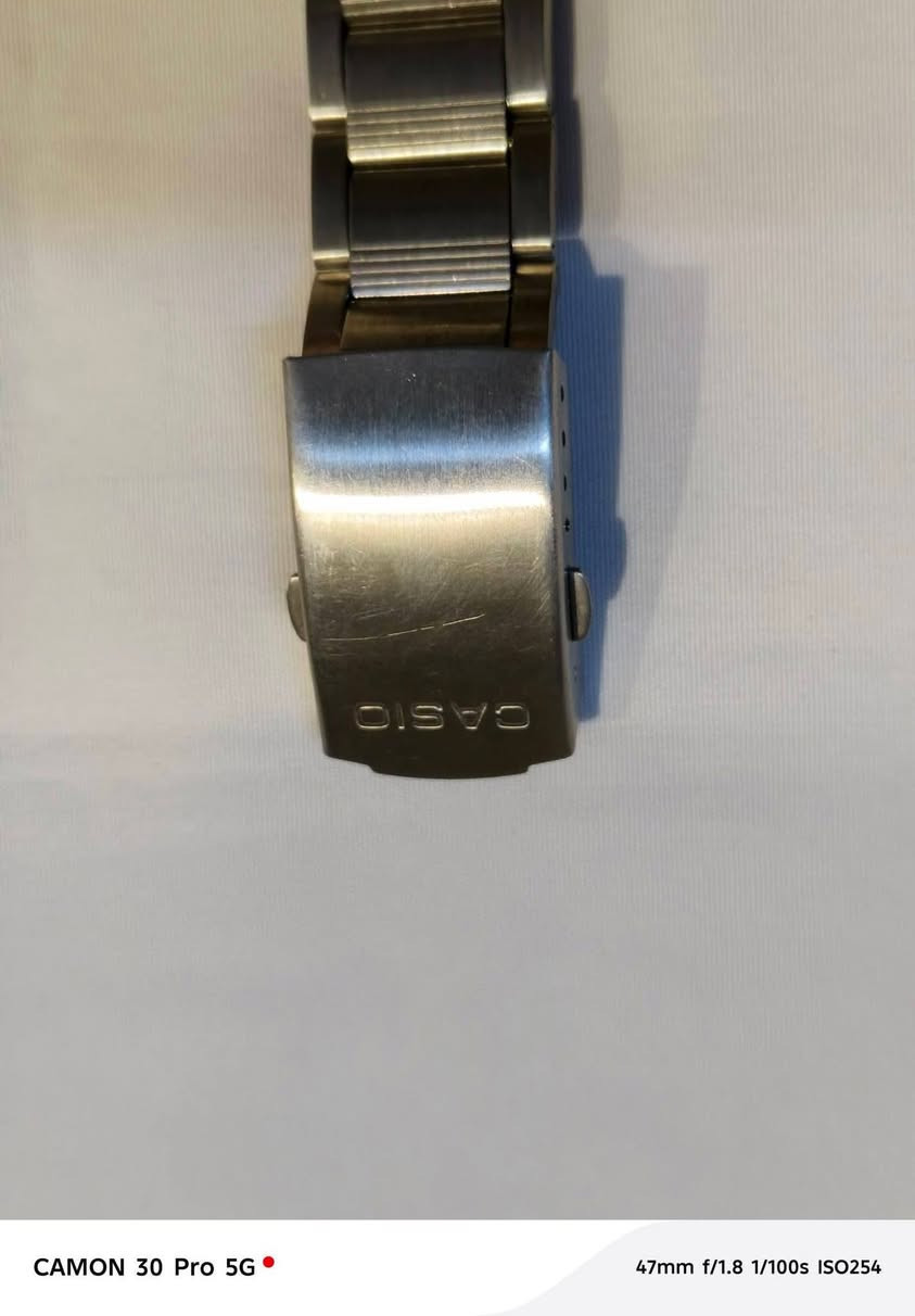 سلام عليكم للحجز واتساب ***********
هذه هي ساعة كاسيو الرقمية الرياضية (Casio AE-2100WD-1AVDF) الشهيرة بمتانتها ومميزاتها المخصصة للمغتربين والمسافرين. إليك أبرز مواصفاتها:🛠️ التصميم والموادالهيكل والإطار: مزيج من الراتنج (البلاتين القوي) والفولاذ المقاوم للصدأ (Stainless Steel).السوار: مصنوع بالكامل من الفولاذ المقاوم للصدأ مع مشبك ثلاثي الطي لحماية الساعة من السقوط.الزجاج: زجاج معدني (Mineral Glass) مقاوم للخدوش والصدمات.🕒 ميزات ضبط الوقت والوظائفعمر البطارية: بطارية خارقة تدوم حتى 10 سنوات (نوع CR2025).التوقيت العالمي: شاشة رقمية تحتوي على خريطة مصغرة للعالم لعرض الوقت في 48 مدينة (31 منطقة زمنية) مع إمكانية التنقل السريع بين 4 مدن رئيسية مخزنة مسبقاً.مقاومة الماء: مقاومة ممتازة للماء حتى عمق 200 متر (ضغط 20 بار)، مما يجعلها مناسبة جداً للسباحة والغطس.الإضاءة الخلفية: إضاءة من نوع LED بلون عنبري (Amber) مع ميزة التوهج اللاحق لرؤية واضحة في الظلام.⏱️ أدوات إضافيةساعة إيقاف (Stopwatch): بدقة 1/100 من الثانية وتقيس حتى 24 ساعة.مؤقت تنازلي (Countdown Timer): يمكن ضبطه من ثانية واحدة وحتى 24 ساعة.المنبهات: تدعم ضبط 5 منبهات يومية مستقلة أو منبهات لمرة واحدة، بالإضافة إلى إشارة الوقت بالساعة.التقويم: تقويم تلقائي كامل مبرمج حتى عام 2099 (يظهر اليوم والتاريخ والشهر).تنسيق الوقت: يدعم العرض بصيغة 12 ساعة أو 24 ساعة.📐 الأبعاد والوزنأبعاد الهيكل: 52.2 × 47.7 × 16 مم.الوزن الإجمالي: حوالي 112 غراماً نظراً للسوار الفولاذي.
