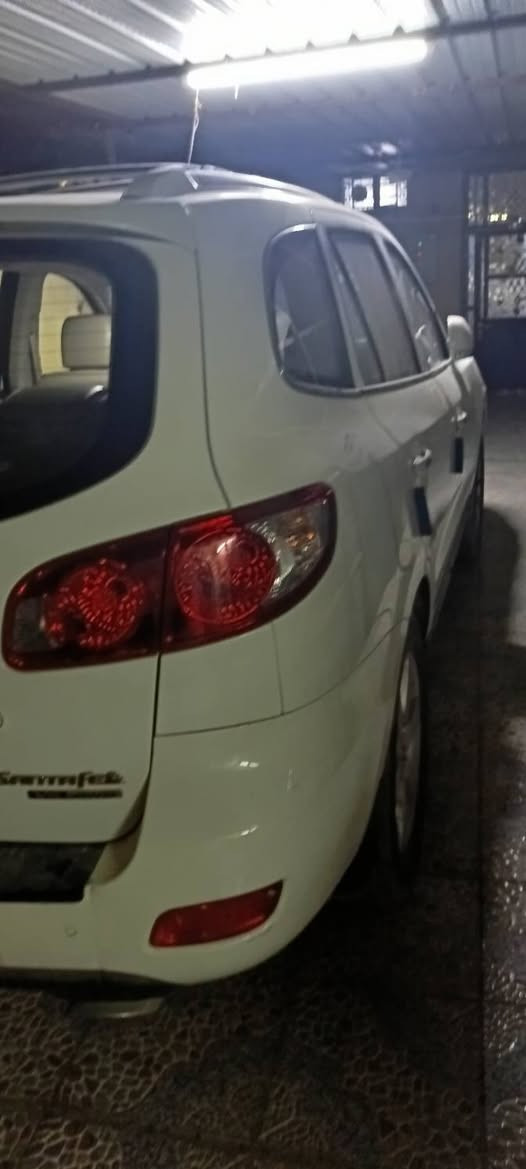 السلام عليكم سنتافي خليجي9 بغداد الدولي بسمي مكفوله وجاهزه فول مواصفات 6سلندر 7راكب ثلاث قطع تبريد فور ويل فتحه ماشيه150الف السعر 135اتصال ***********او***********
