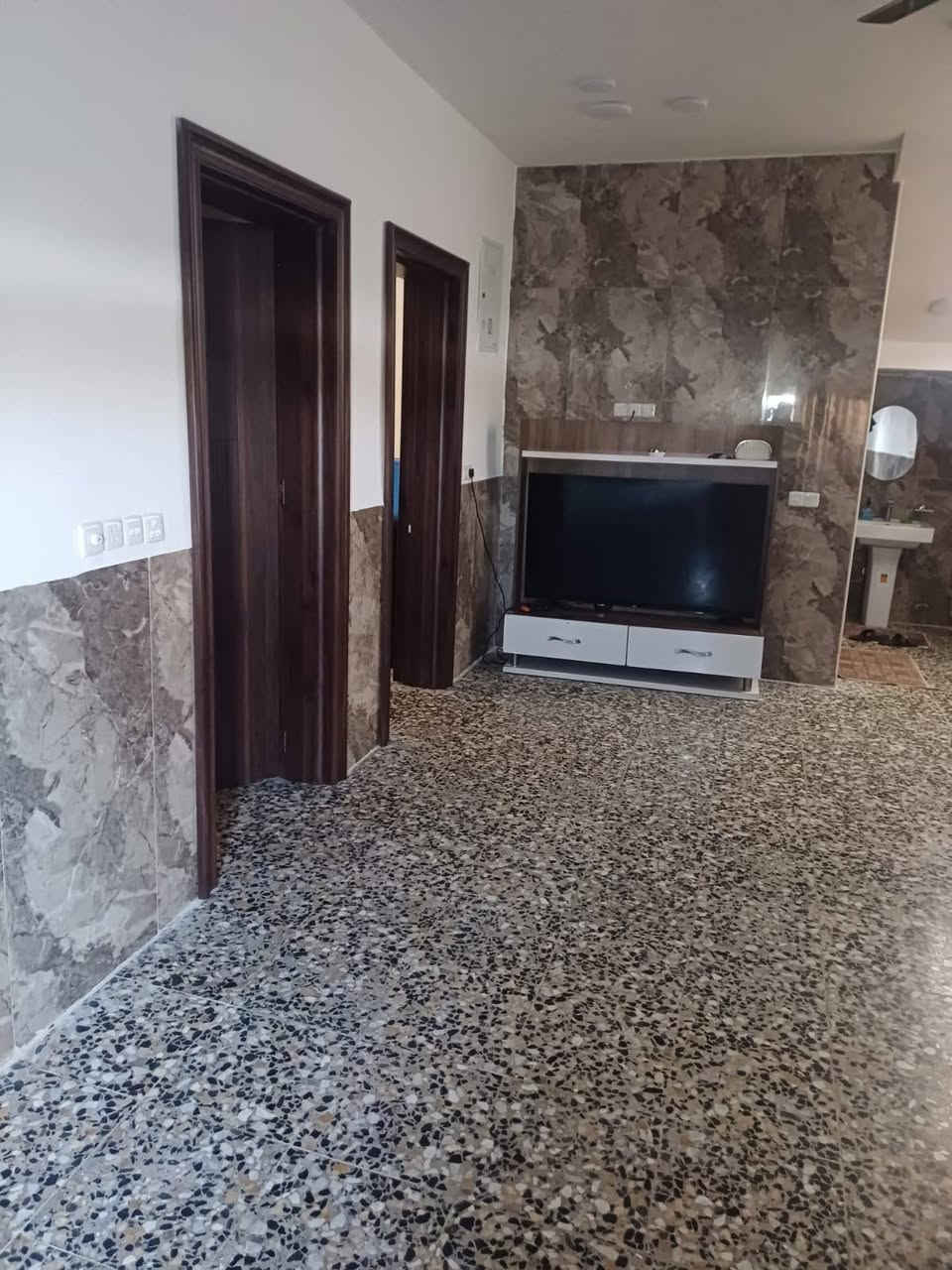 دار سكن زراعي على شارع ابن سينا مباشر المساحه 700م عقد 25تحويل أسهم يحتوي على غرفتين نوم واستقبال وهول داخلي اضافه الى الخدمات الأخرى وايضا يحتوي على حديقه اماميه وكراج يسع لخمس سيارات للاستعلام عن السعر وبقية التفاصيل اتصل على مكتب علاء ابو غزوان للعقار الطارميه عمارة ابو صخر 📞 ***********☎️***********💐💐💐💐💐💐💐🌼🌼🌼مستعدون لنشر عقاراتكم وترويجها على صفحات مكتبنا ومن الله التوفيق للجميع 🥰🥀🥀🏵️🪴🌹🌹🌹
