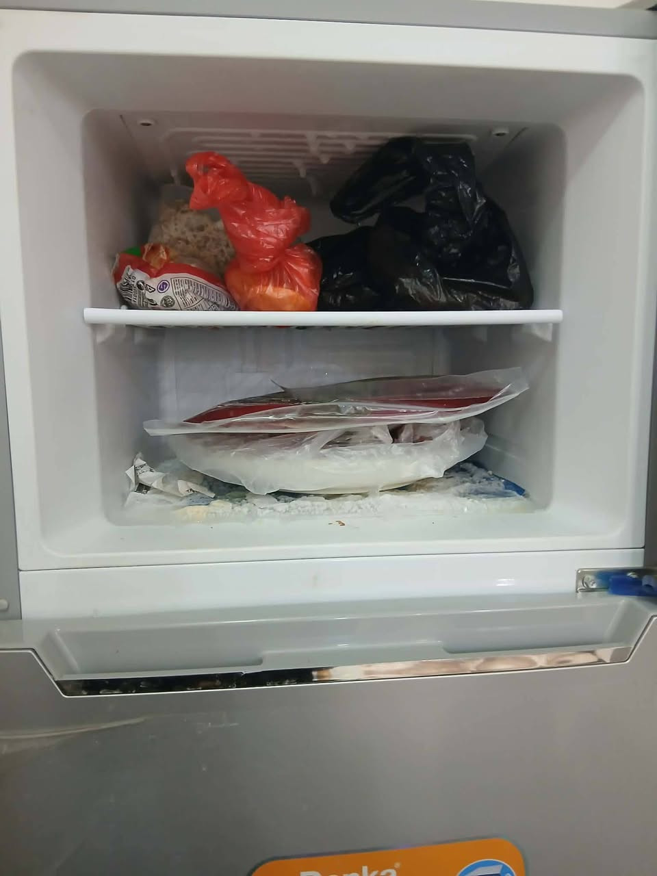 سلام عليكم ثلاجه استعمال شهرالسعر250وبي مجال للتواصل ***********
