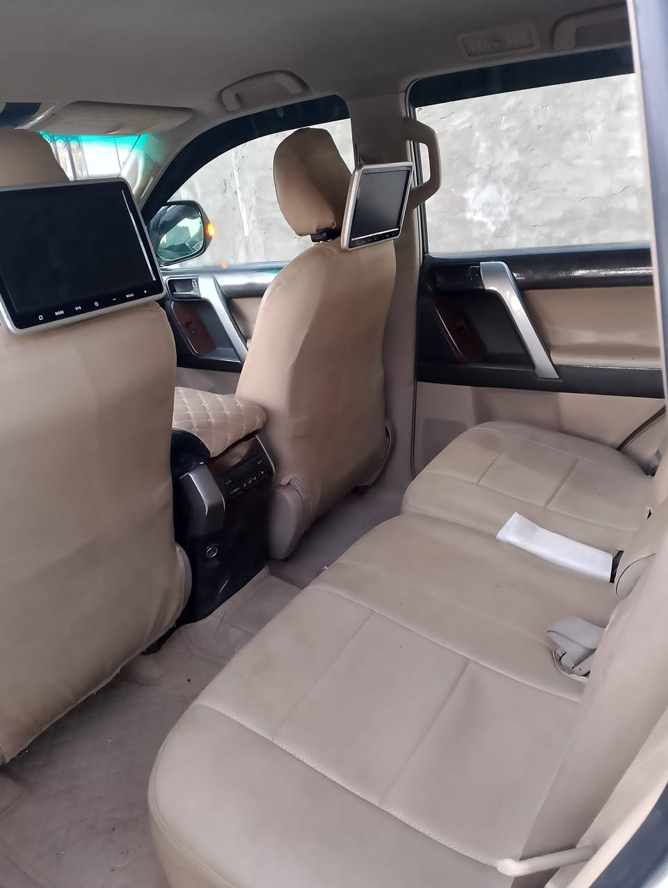 السلام عليكم / برادو مديل 2011 شكل 13 مكينه 2700 مامفتوحه بصمه تشغيل عن بعد بيه بارد ربع جاملغ الخلفي بدون صبغ سياره جاهزه  رقم بغداد بسمي المكان بغداد الحبيبيه / رقم التلفون *********** السعر 210  وبيه مجال
