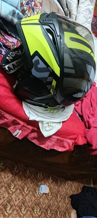 خوذه البيع  ب60 وبيها مجال قليل  07853494761 ولكلوبات ب 20 وبيهن مجال