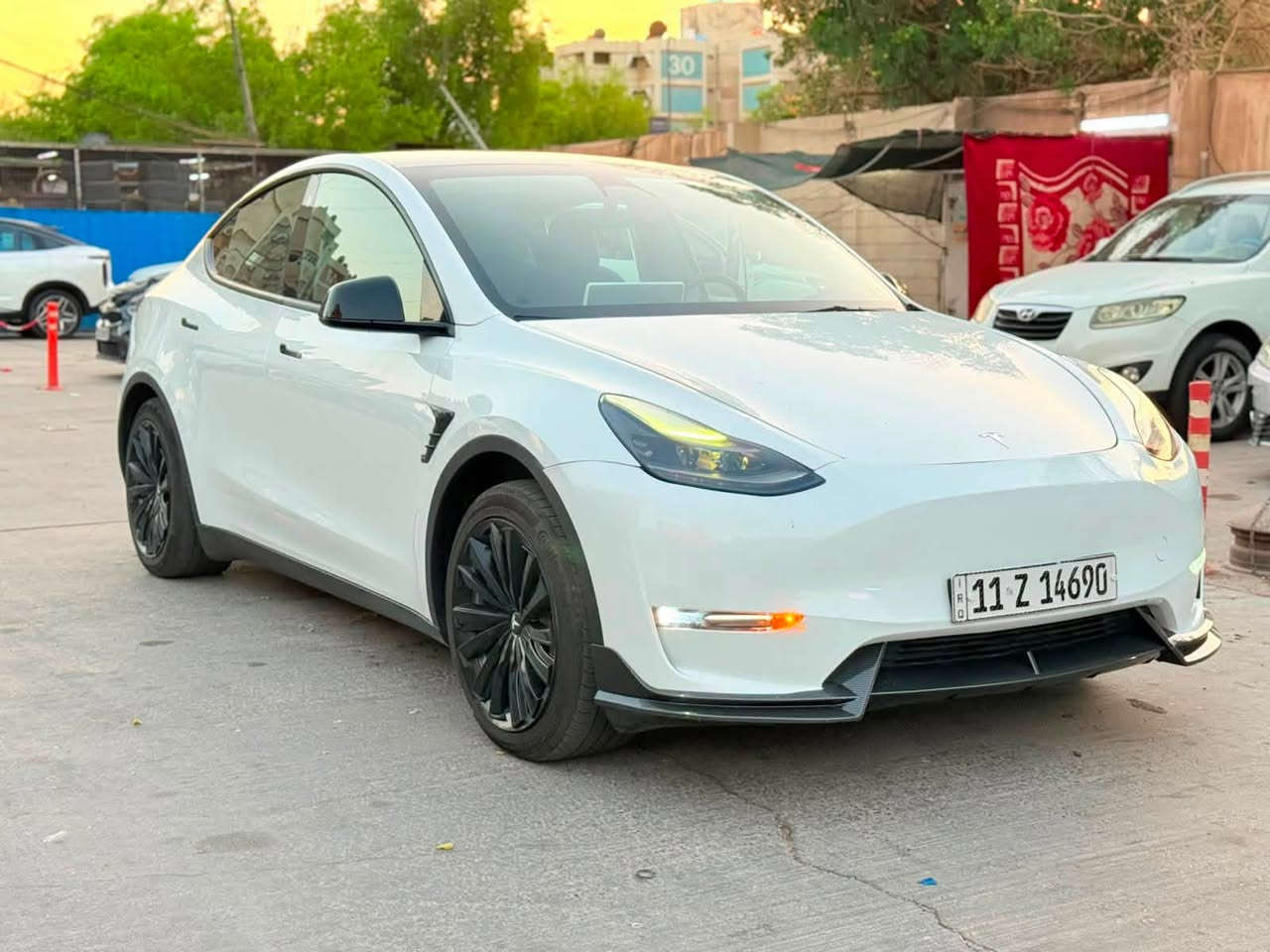 تسلا Y موديل 2023 دبل ماطور لونك رينج رقم بغداد حرة باسمي هزة وفحص جديد السيارة اون لاين اخر تحديث ومربوطة ع تطبيق عمر بطارية عالية ومابيه اي اشكال اوفتح وين ميعجبك افحص السيارة والبطارية بيهة جاملغ خلفي وصندوق وجاملغ امامي بدون اي دواخل وبدون اي ايرباك السيارة وصور الحادث مرفقة مع المنشور وراح ارفقلك رقم الشاصي الي يريد يتاكد بنفسة السيارة  ويل كب تحكم ستيرن تبريد قطعتين وباقي المواصفات التسلا المعروفة السيارة عليه كت كامل وماشية 55 الف ميل 
رقم الشاصي 7SAYGDEE4PF618866
السعر 195 ورقة وبي مجال للجاد بالشراء 
اخوان السعر مناسب وجوة السوك واذا لكيت دبل ماطور بهيج سعر اخذ واذا معجبتك السيارة  او السعر اندعيلنة بالرزق 
مكان السيارة شقق الصالحيه او شارع حيفا 
*********** مصطفى
