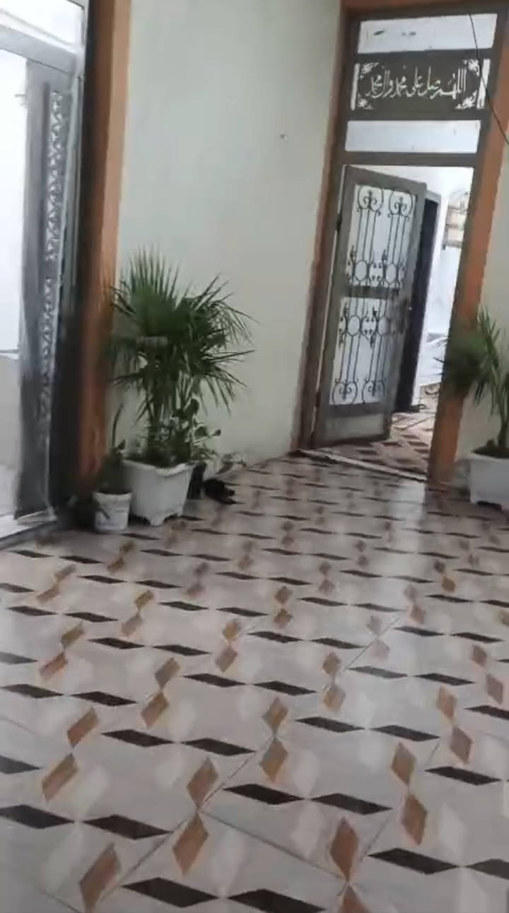 بيت للبيع خلف مركز شرطه دور جاهزه 200متر على فرعين ٠
***********
