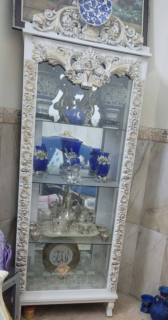 فاترينة نظيفة لون ابيض (فارغة)السعر65 الف مكان بغداد ***********
